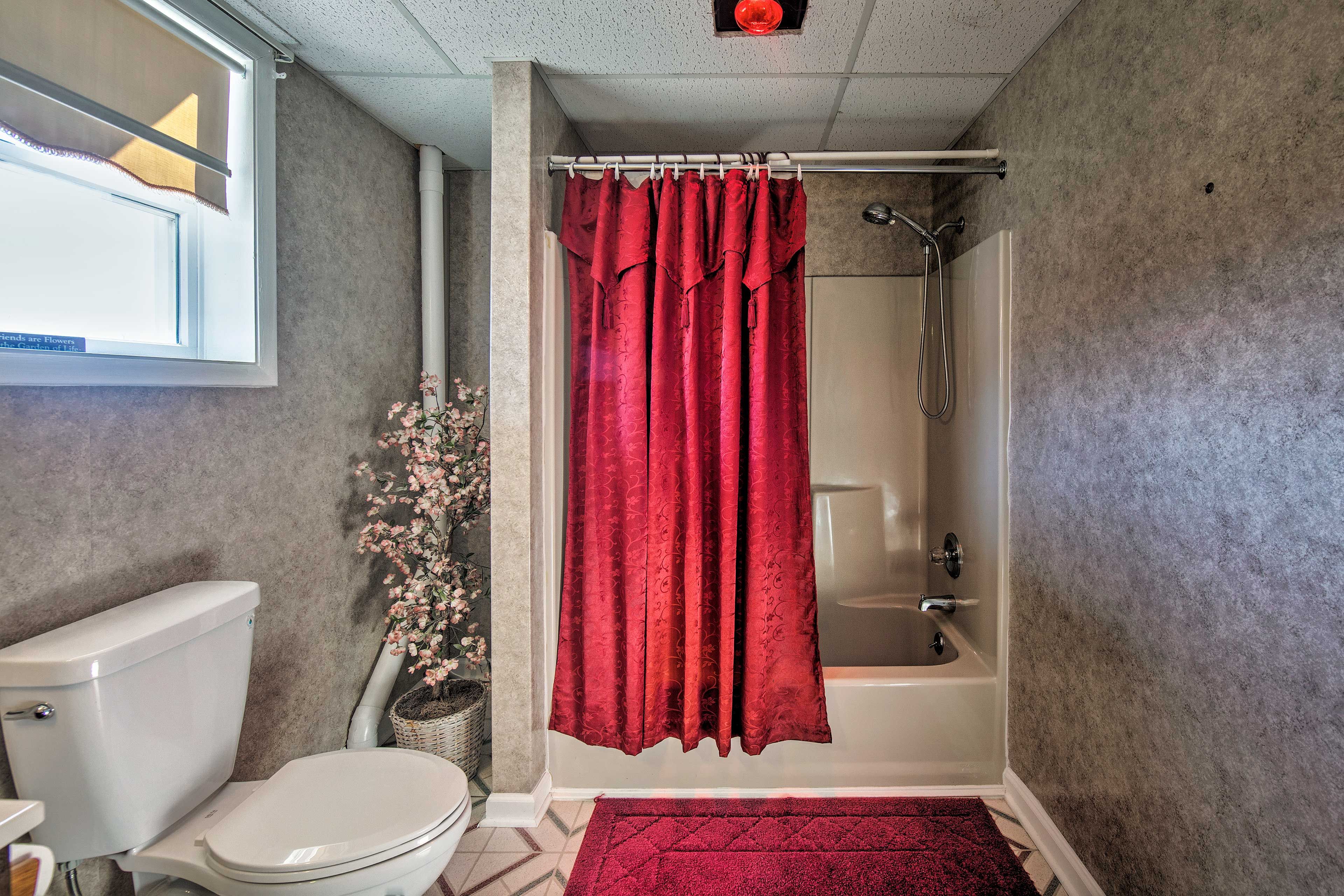Full Bathroom | Complimentary Toiletries