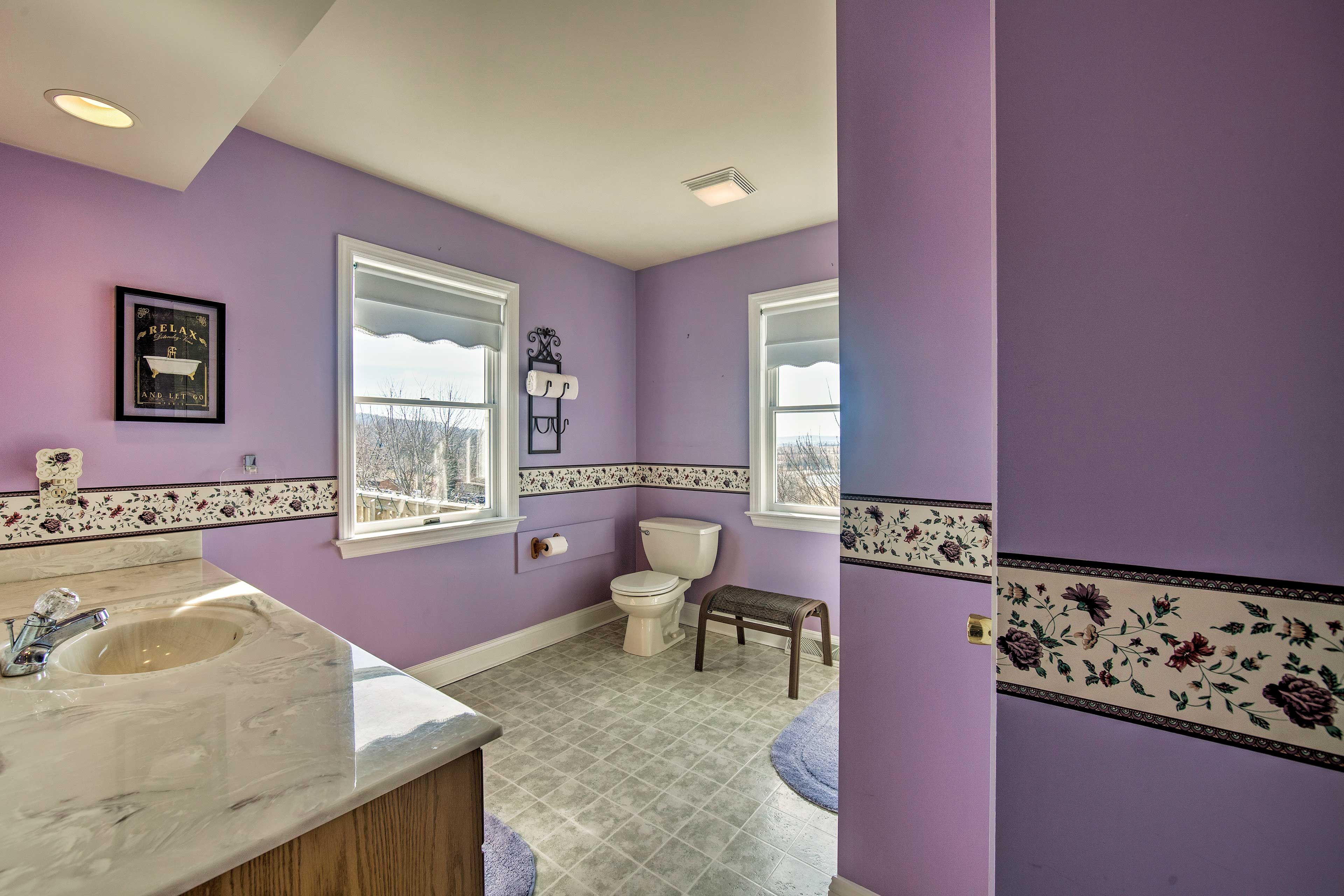 Full Bathroom | Towels Provided