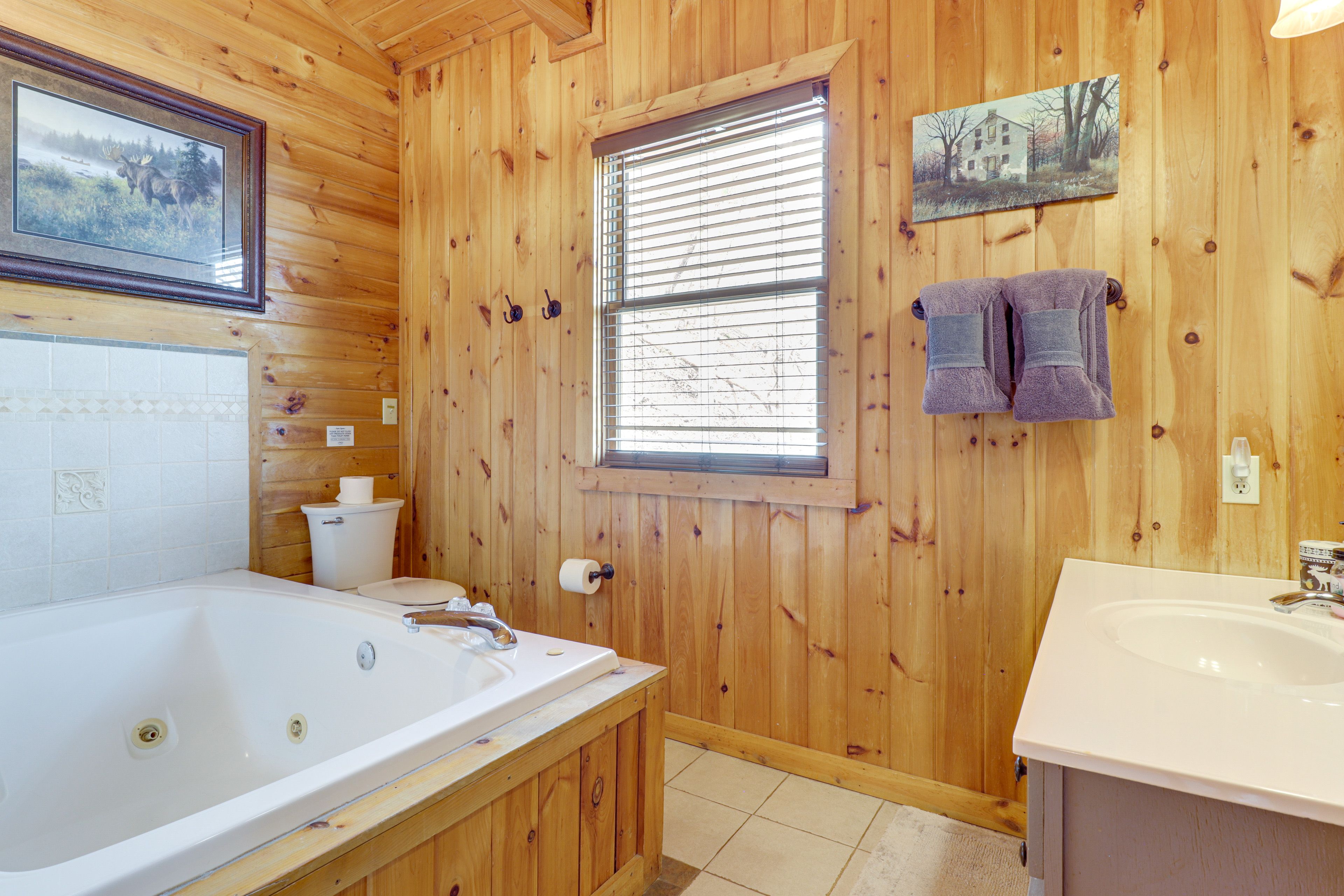 Full Bathroom | Upper Level | Jetted Tub