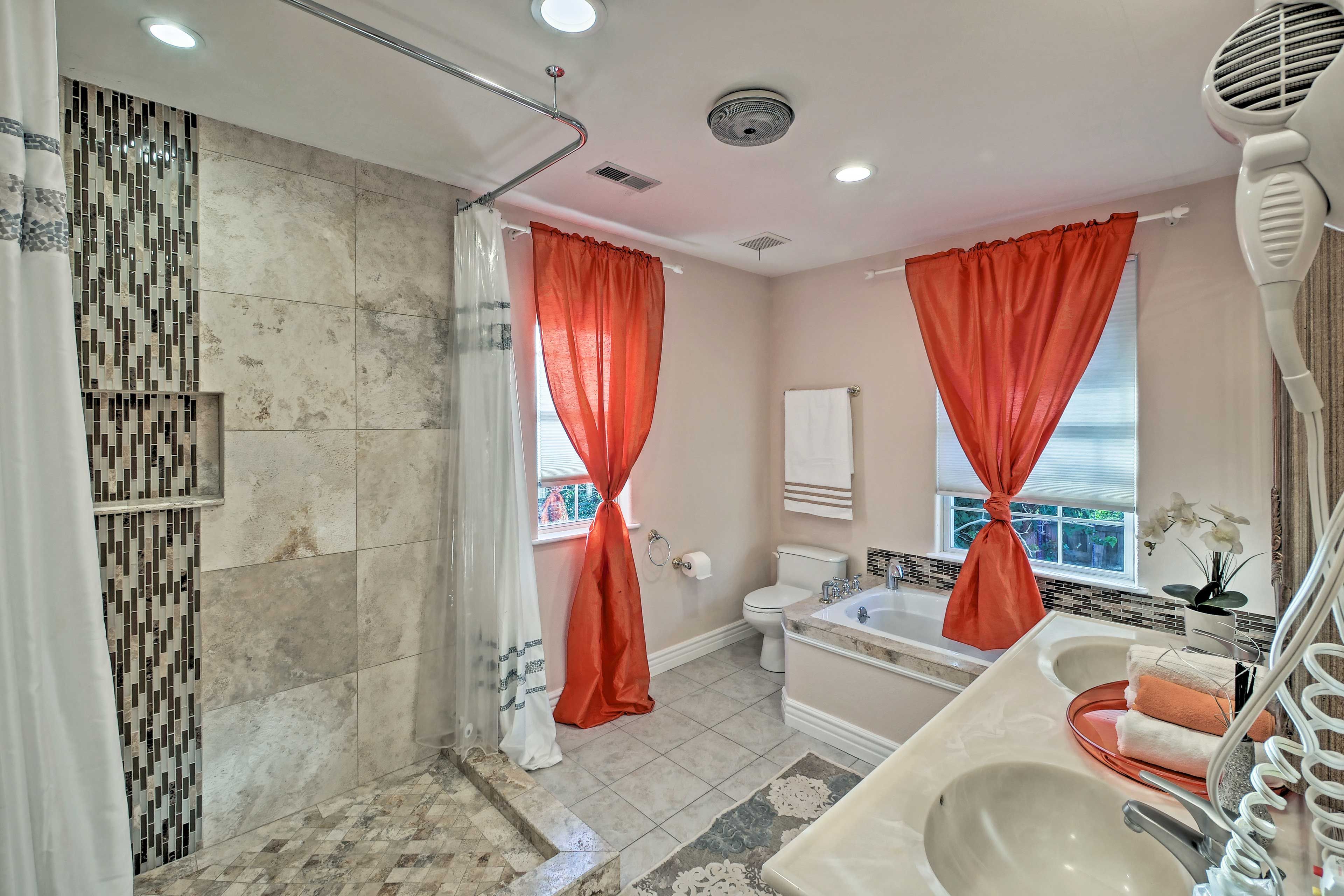 The en-suite bathroom includes double sinks, a walk-in shower, and soaking tub.