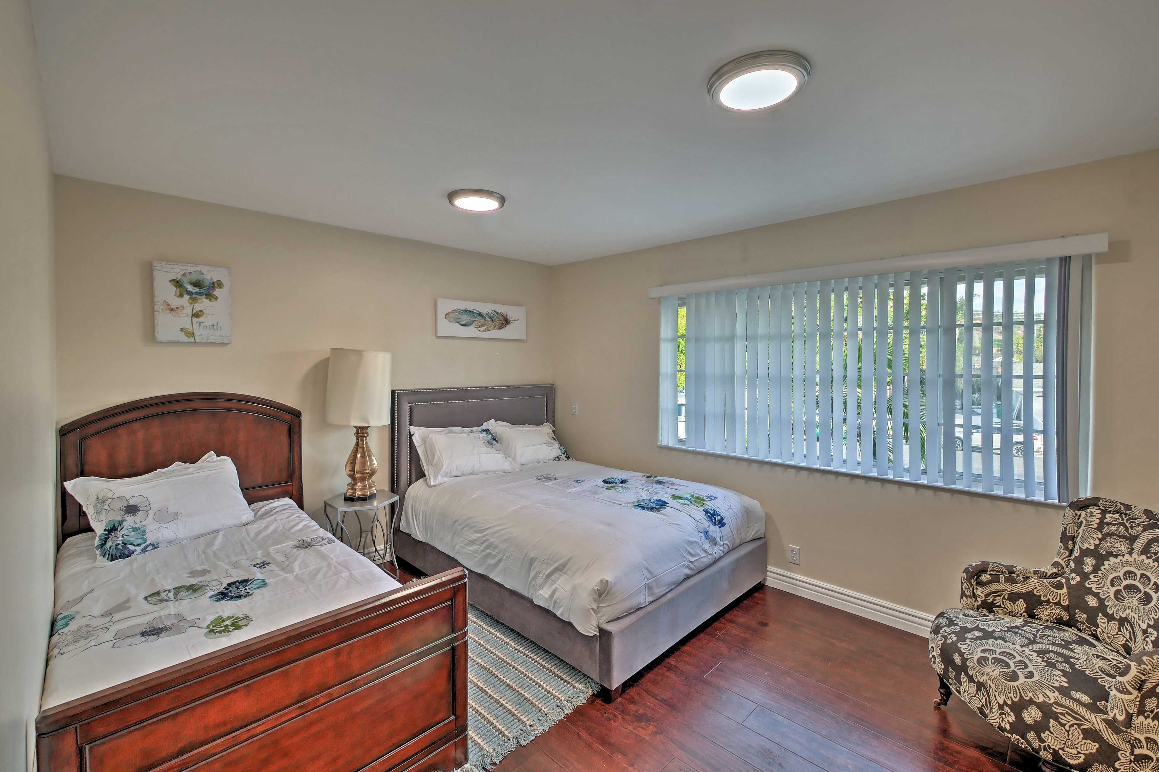 Up to 3 guests can make themselves cozy in the 4th bedroom's queen and twin bed.