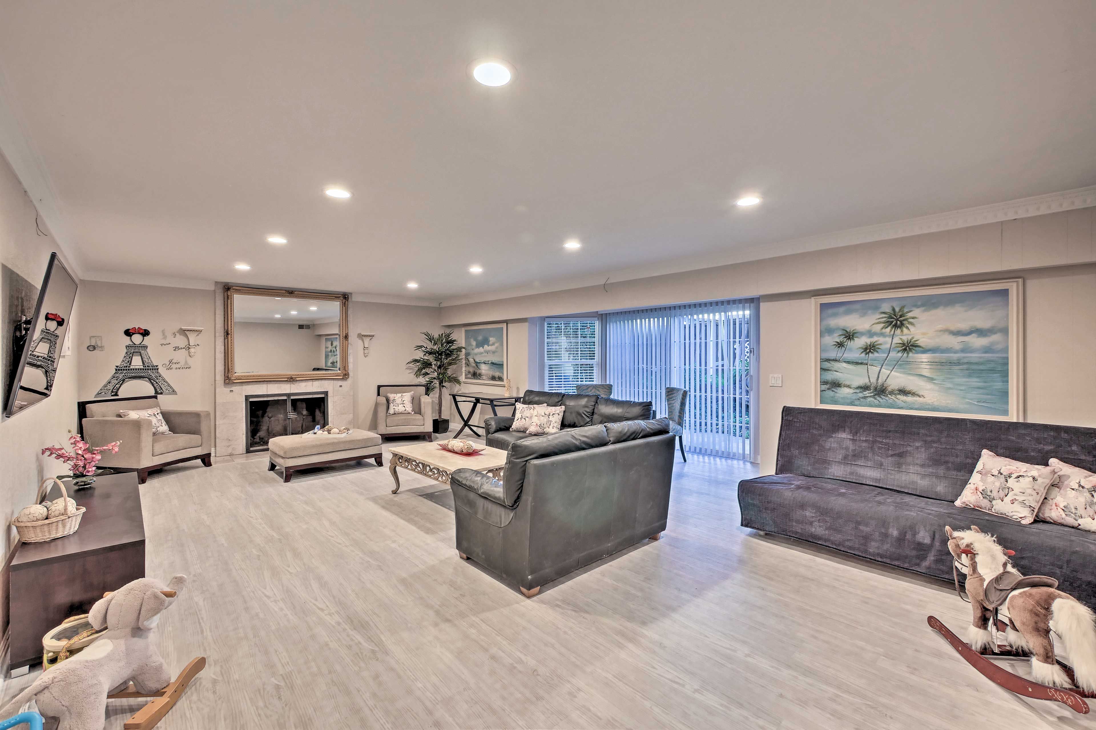 With 2 sleeper sofas, this room provides an additional sleeping space for 4!