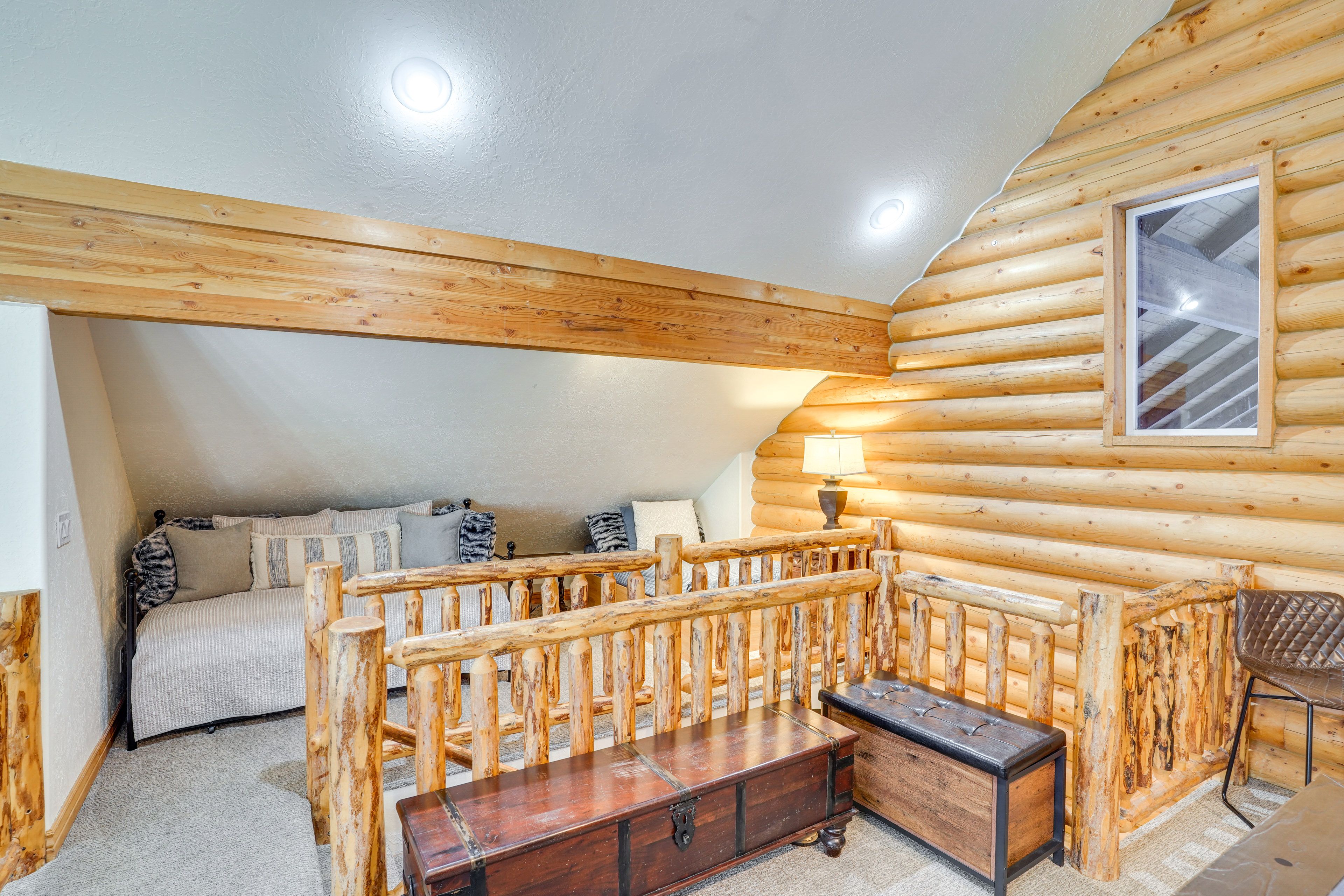 Loft | 7 Twin Beds | Pool Table