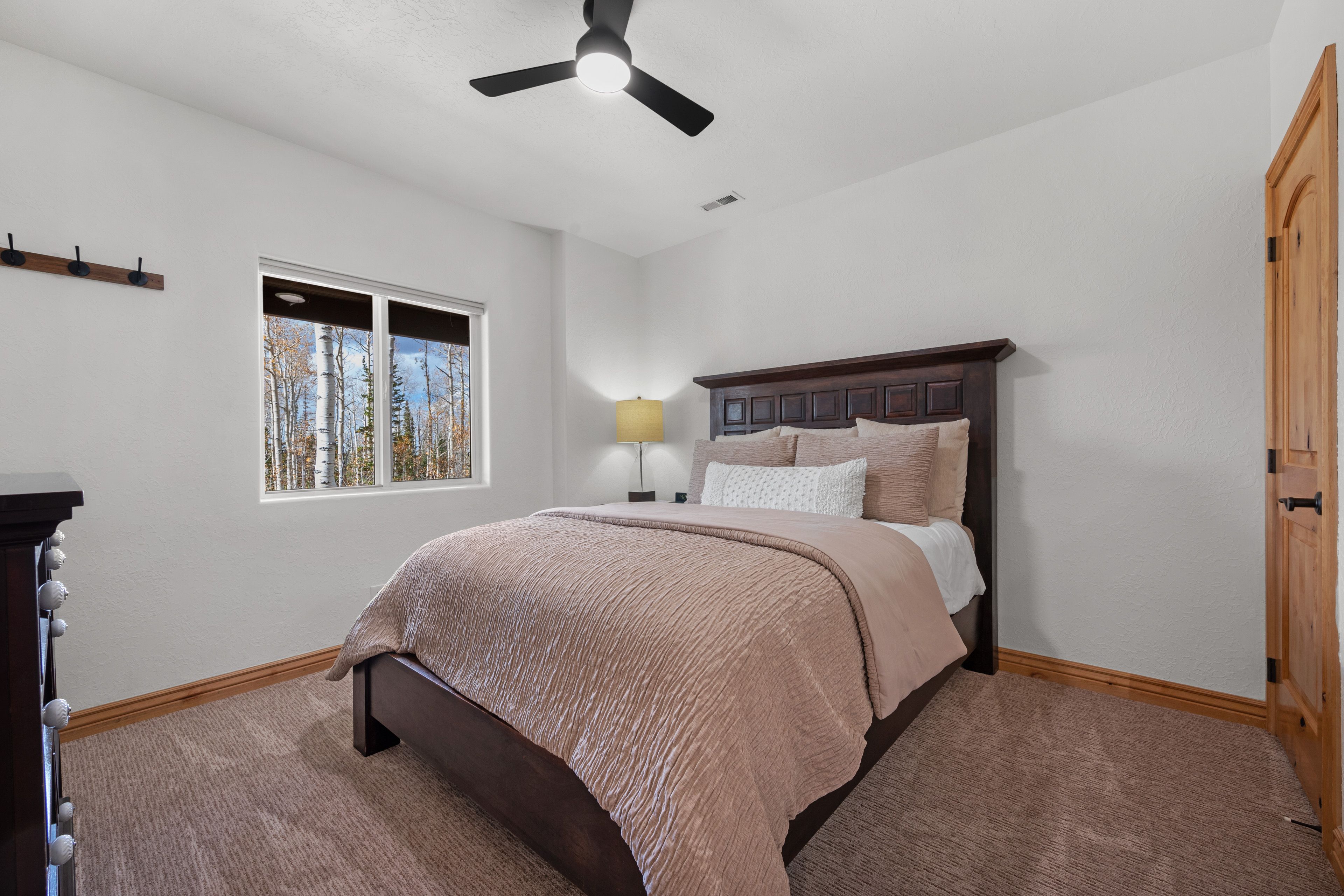 Bedroom 5 | Queen Bed