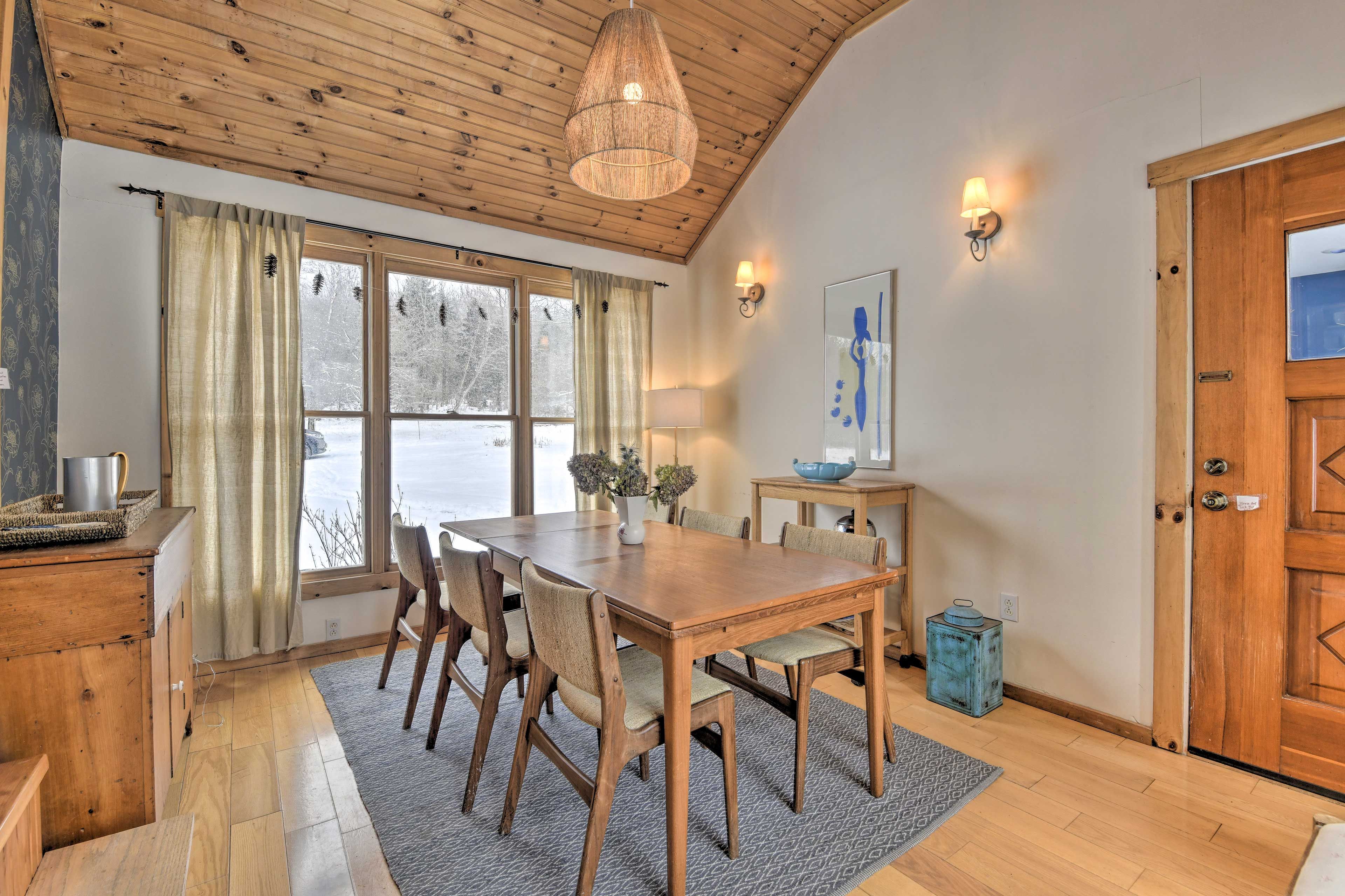 Dining Area | Dishware/Flatware Provided