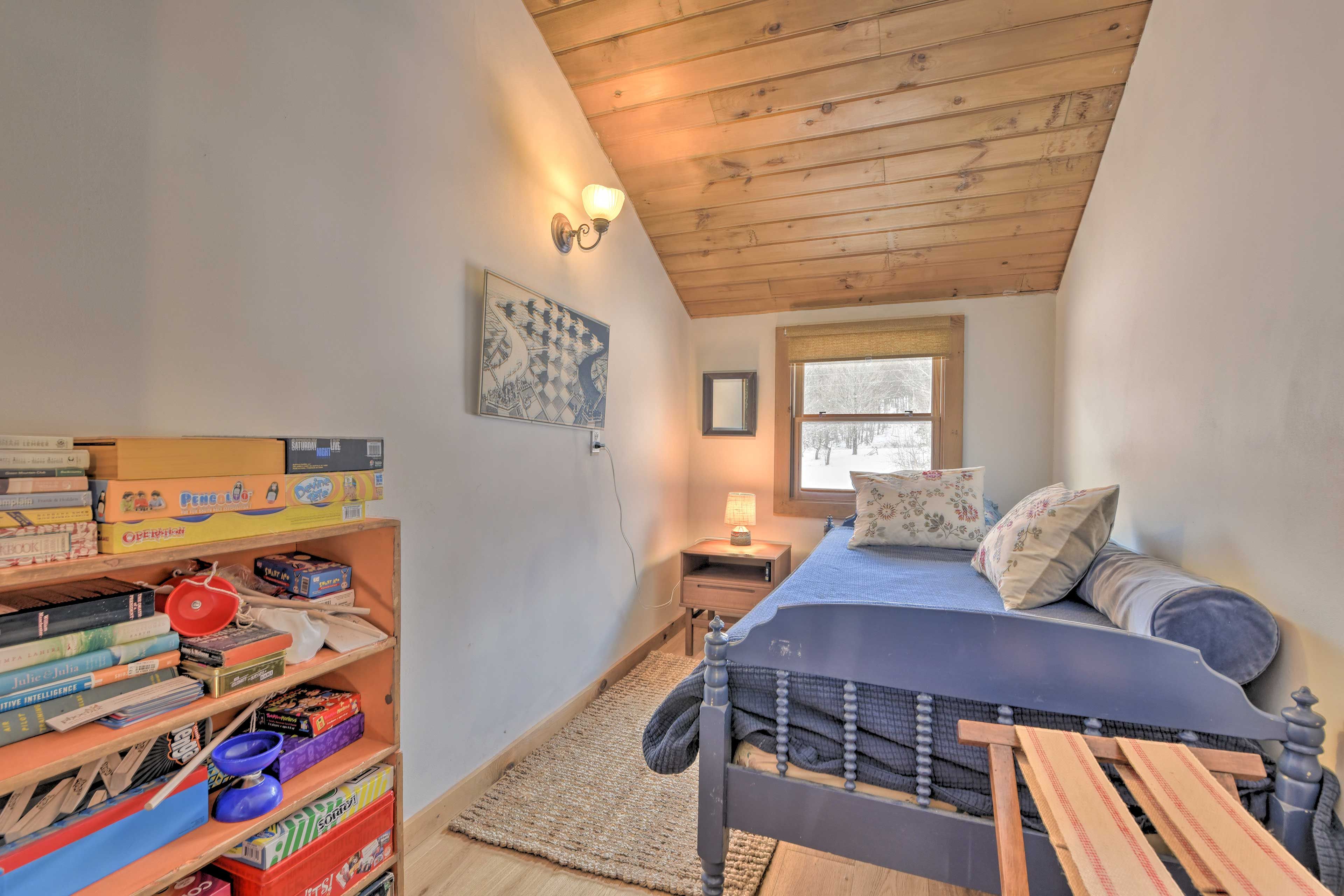 Bedroom 3 (Cozy Room) | Twin Bed | Board Games