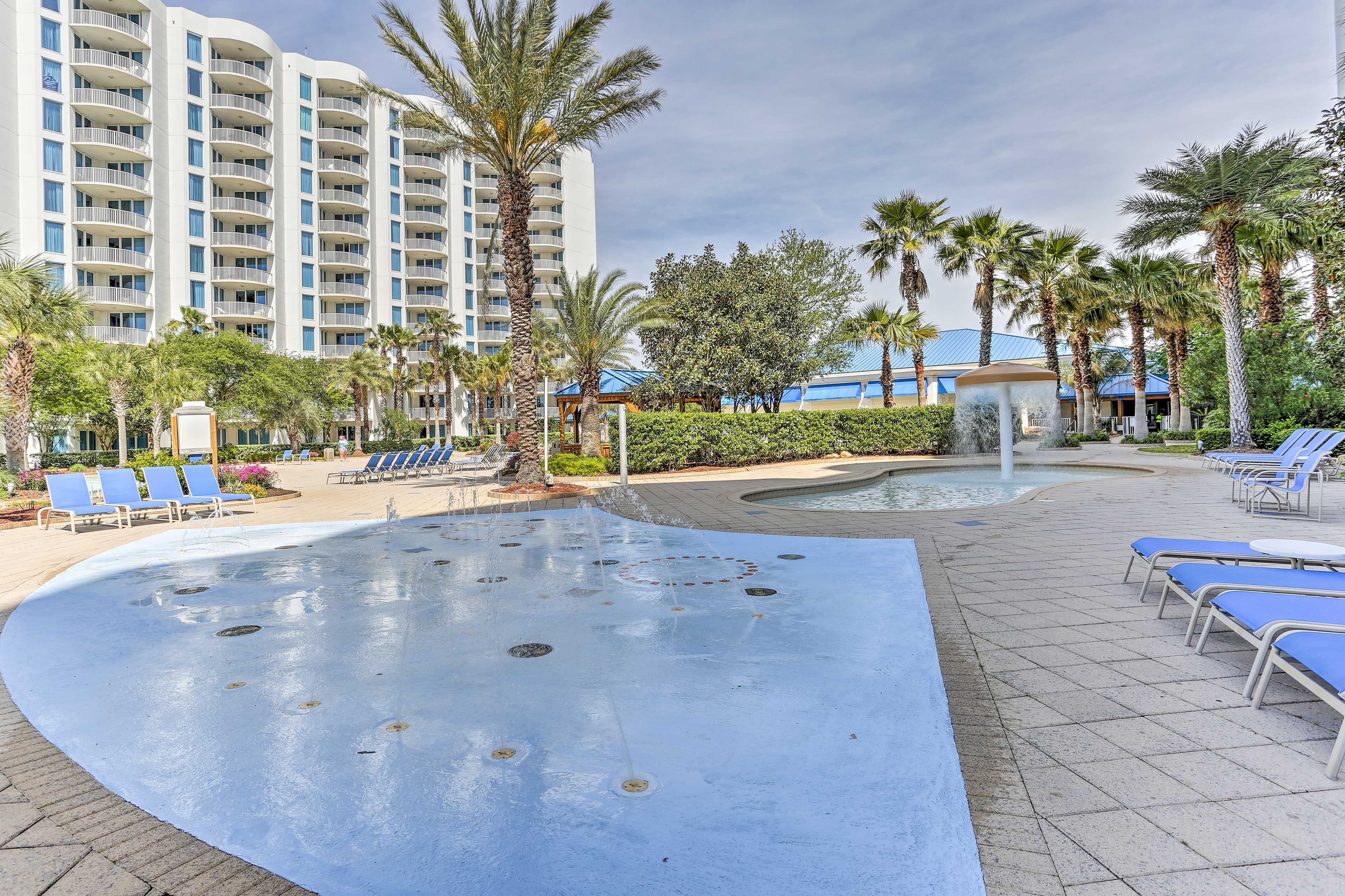 Recline & relax while little ones cool off with the interactive splash pad!