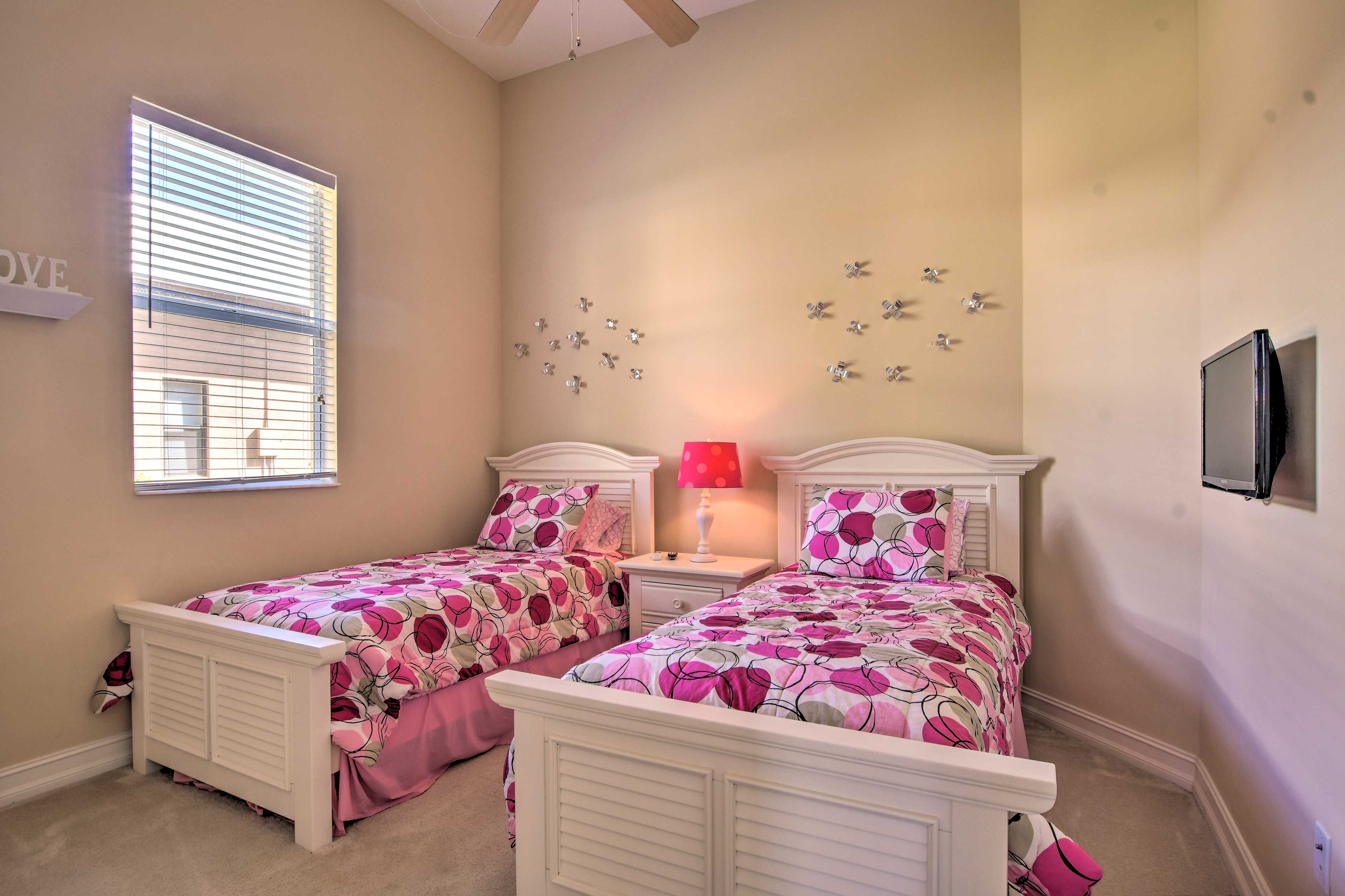 Bedroom 3 | 2 Twin Beds | Hangers