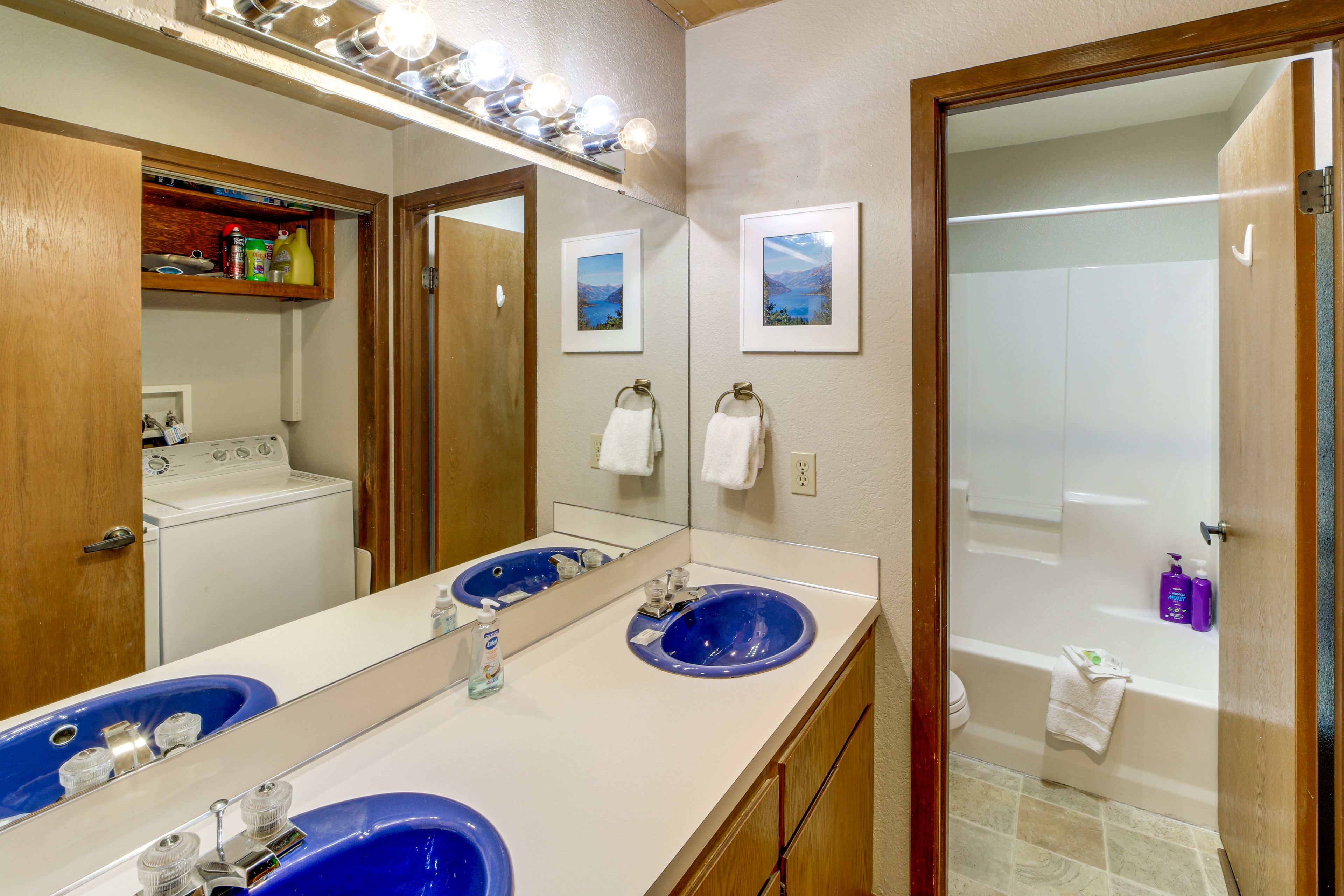 Bathroom | Main Level