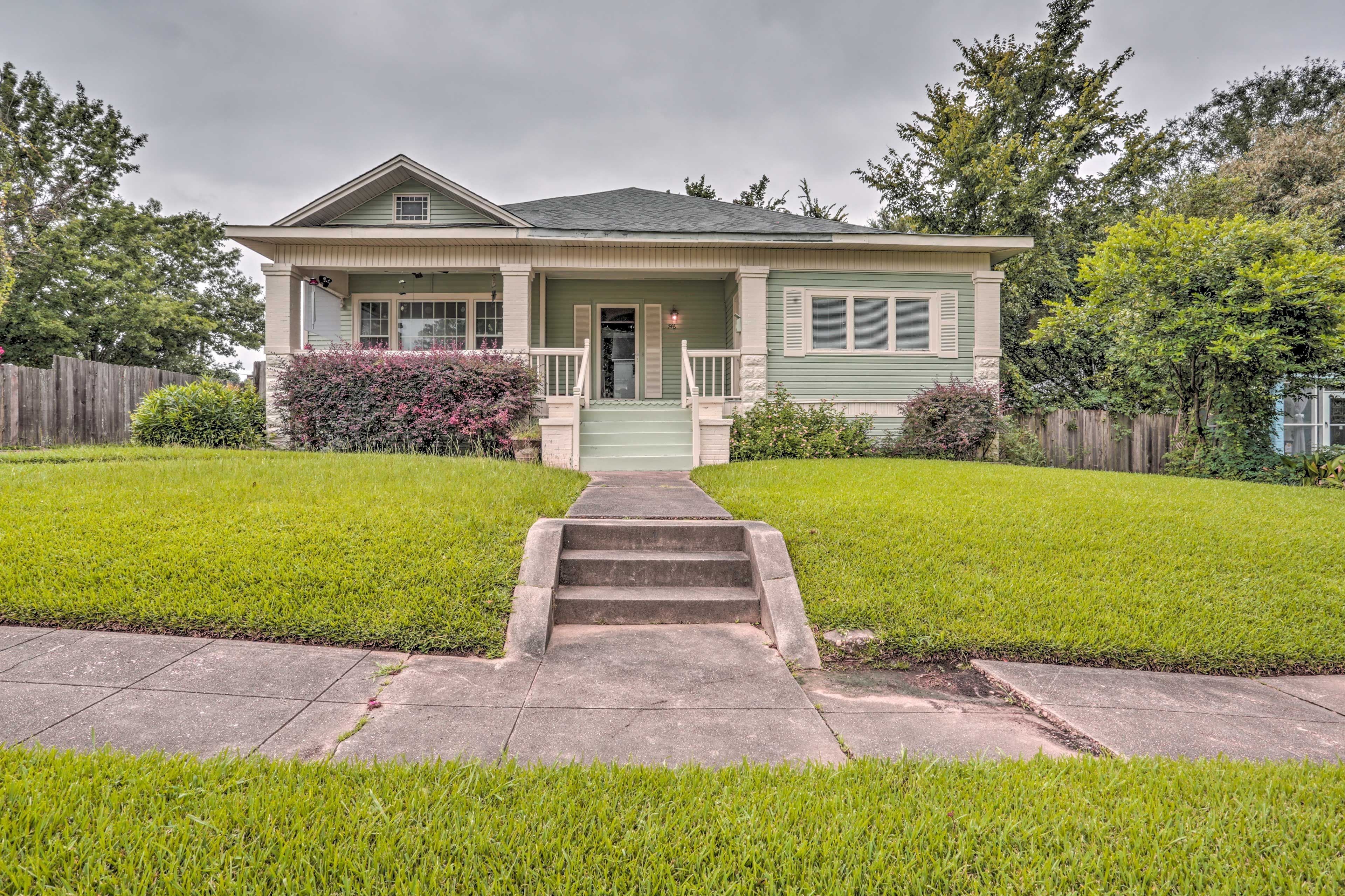 Shreveport Vacation Rental | 1BR | 1BA | 600 Sq Ft | Entry Stairs Required