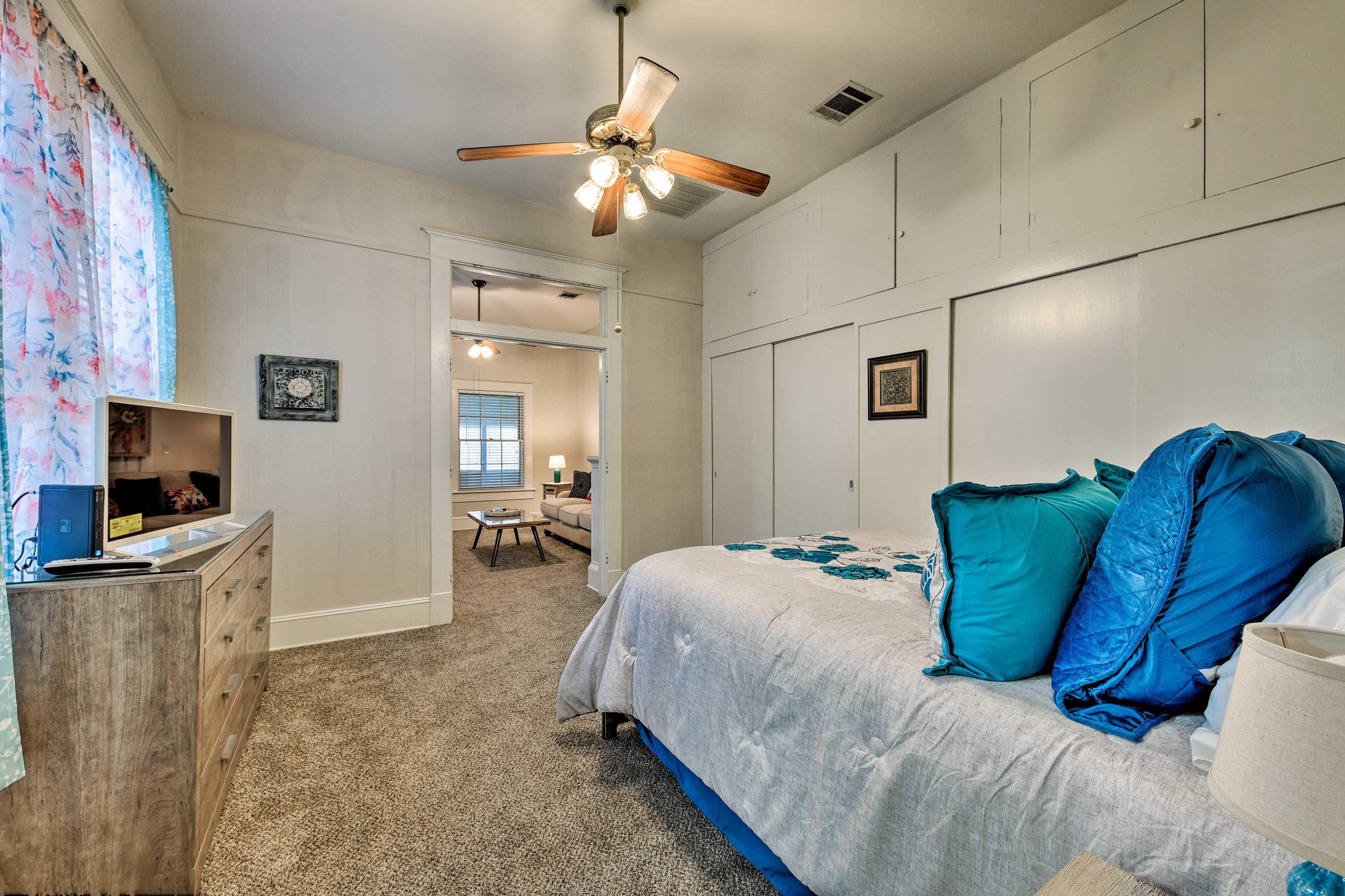 Bedroom | Cable TV