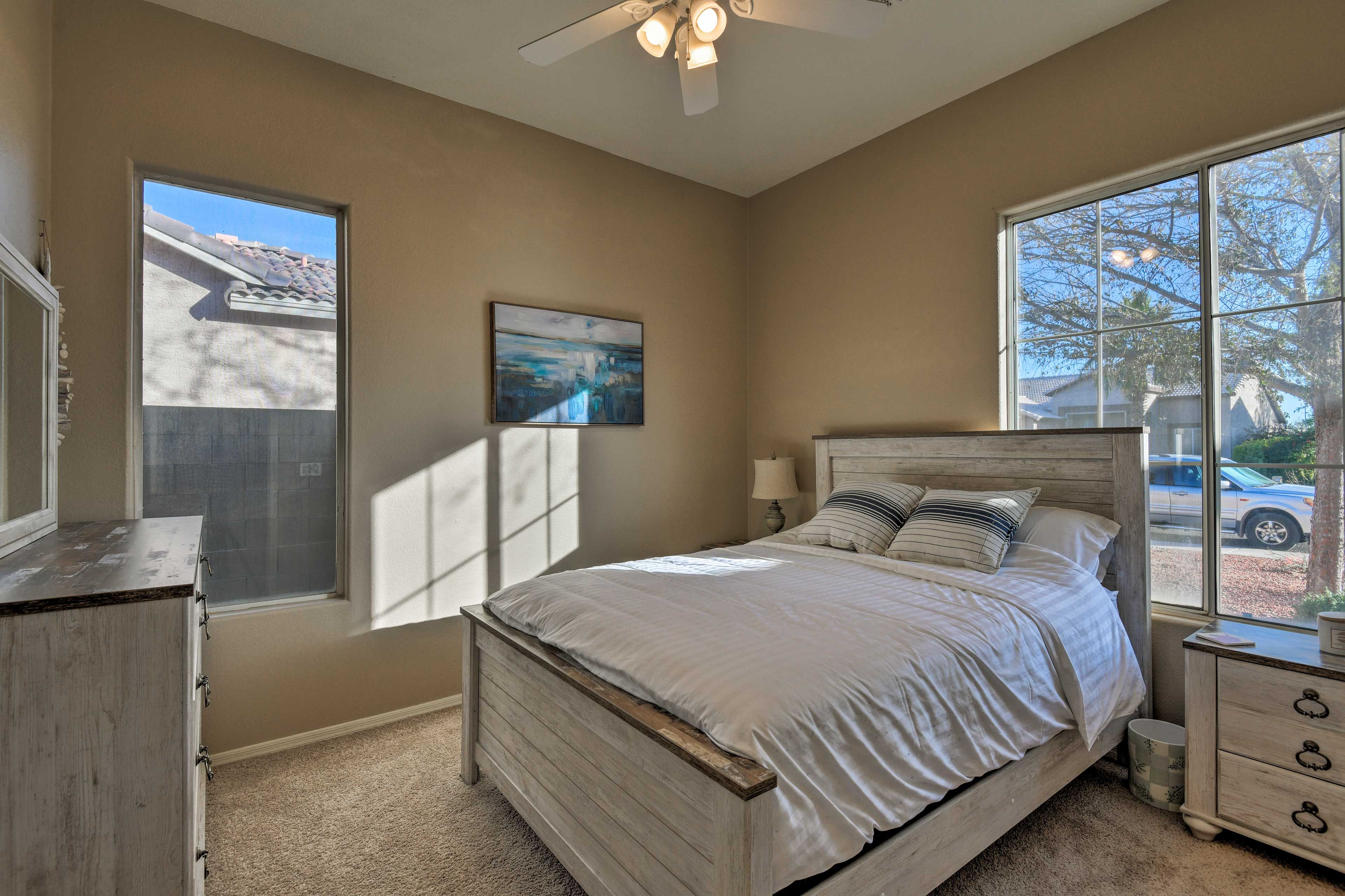 This room sleeps 2 in a queen bed.