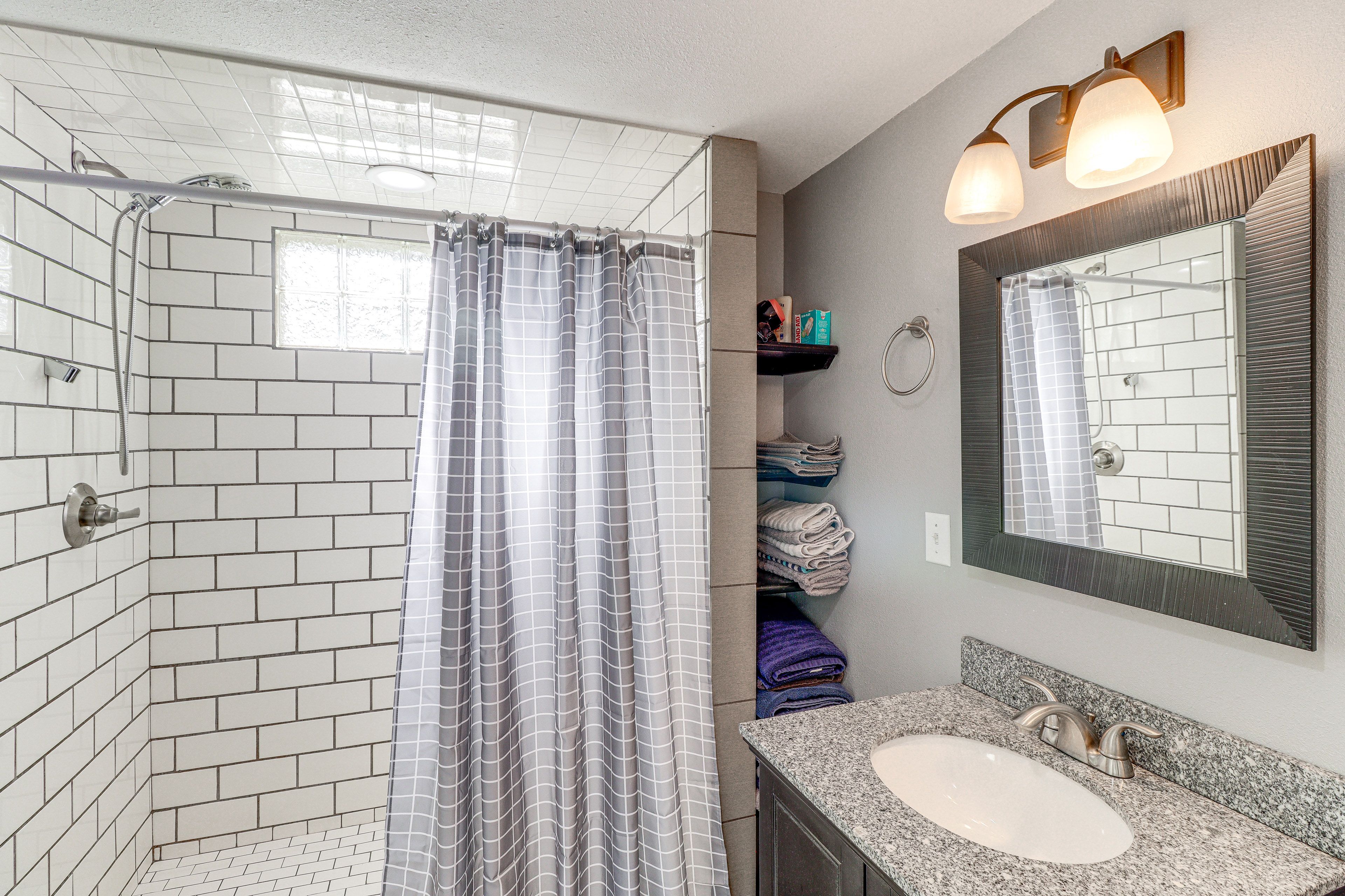 Full Bathroom | Towels Provided