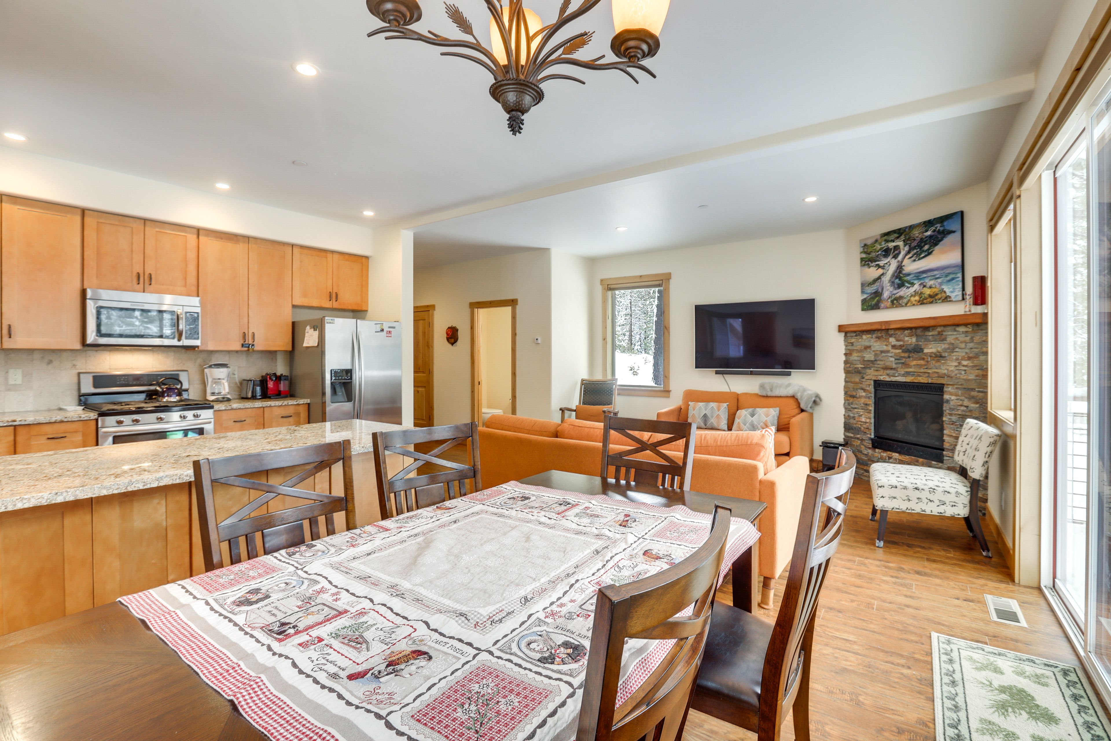Dining Table | Dishware & Flatware Provided
