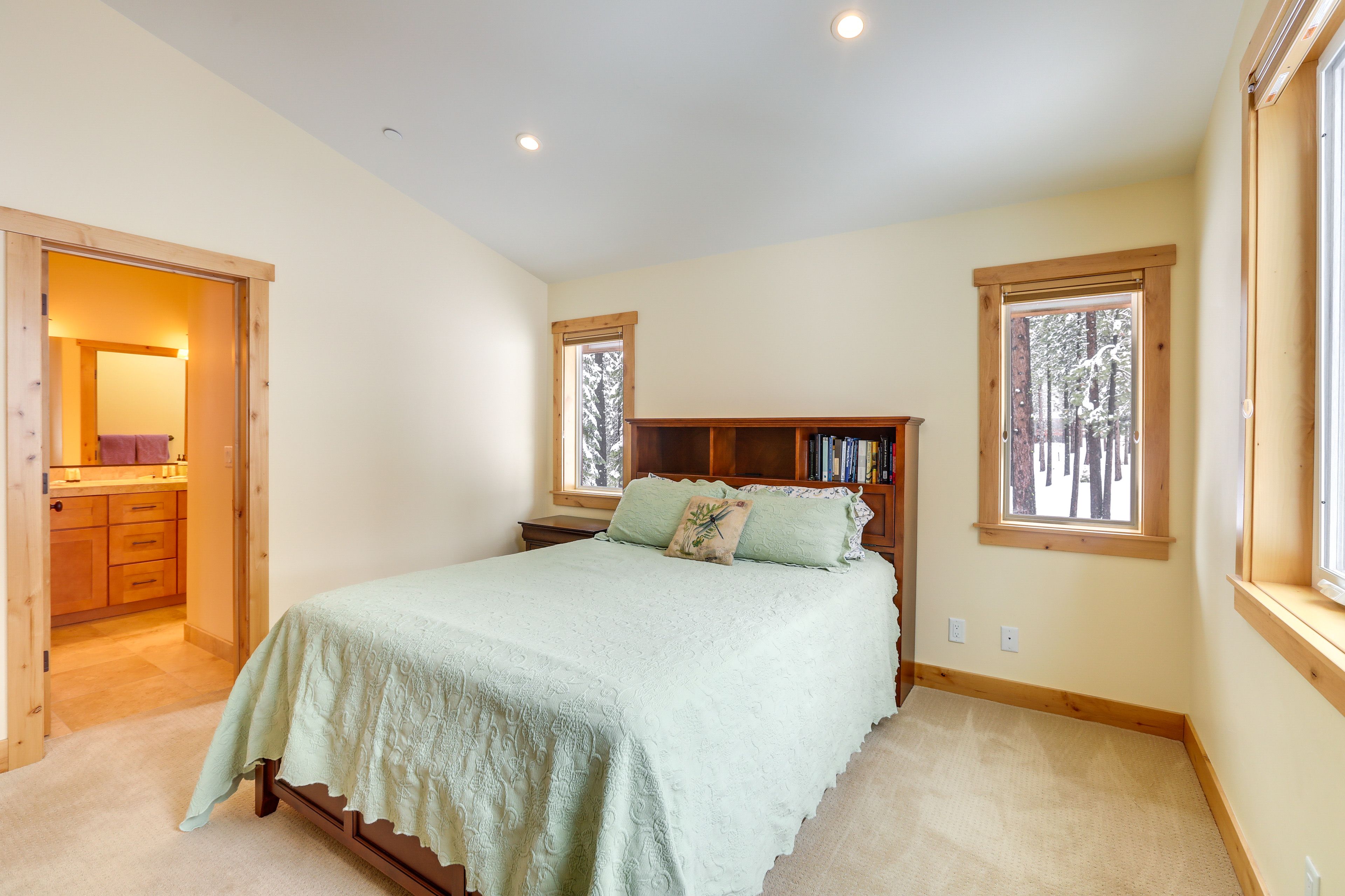 Bedroom 1 | Queen Bed | En-Suite Bathroom