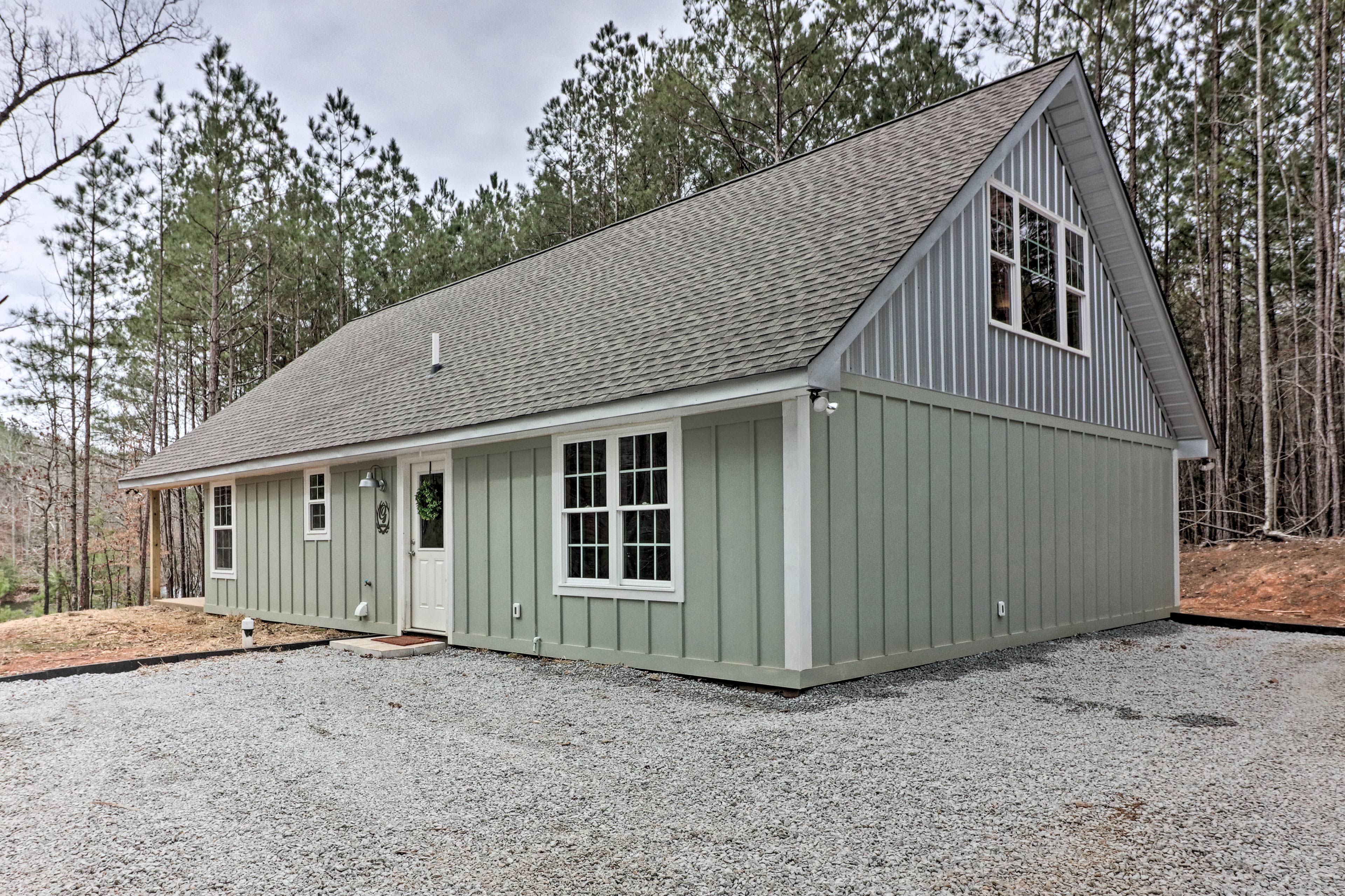 Heflin Vacation Rental | 2BR | 2BA | 1,500 Sq Ft | 1 Step Required
