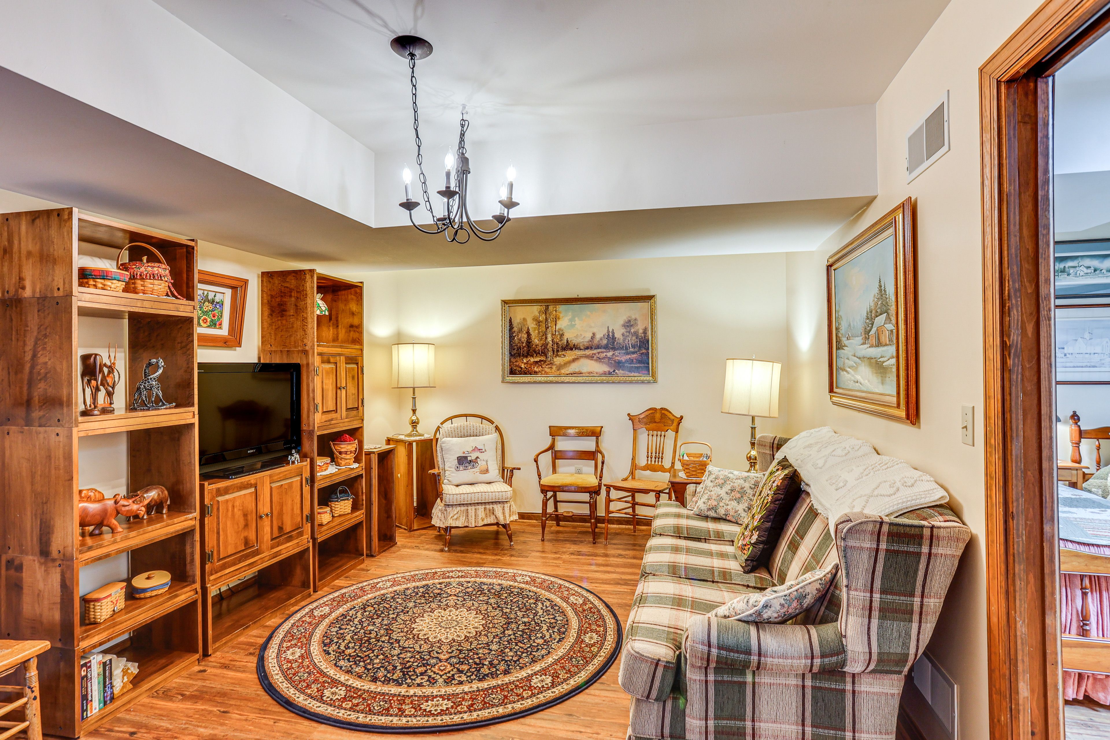 Living Room | Outdoor Cats on Premises | Central A/C