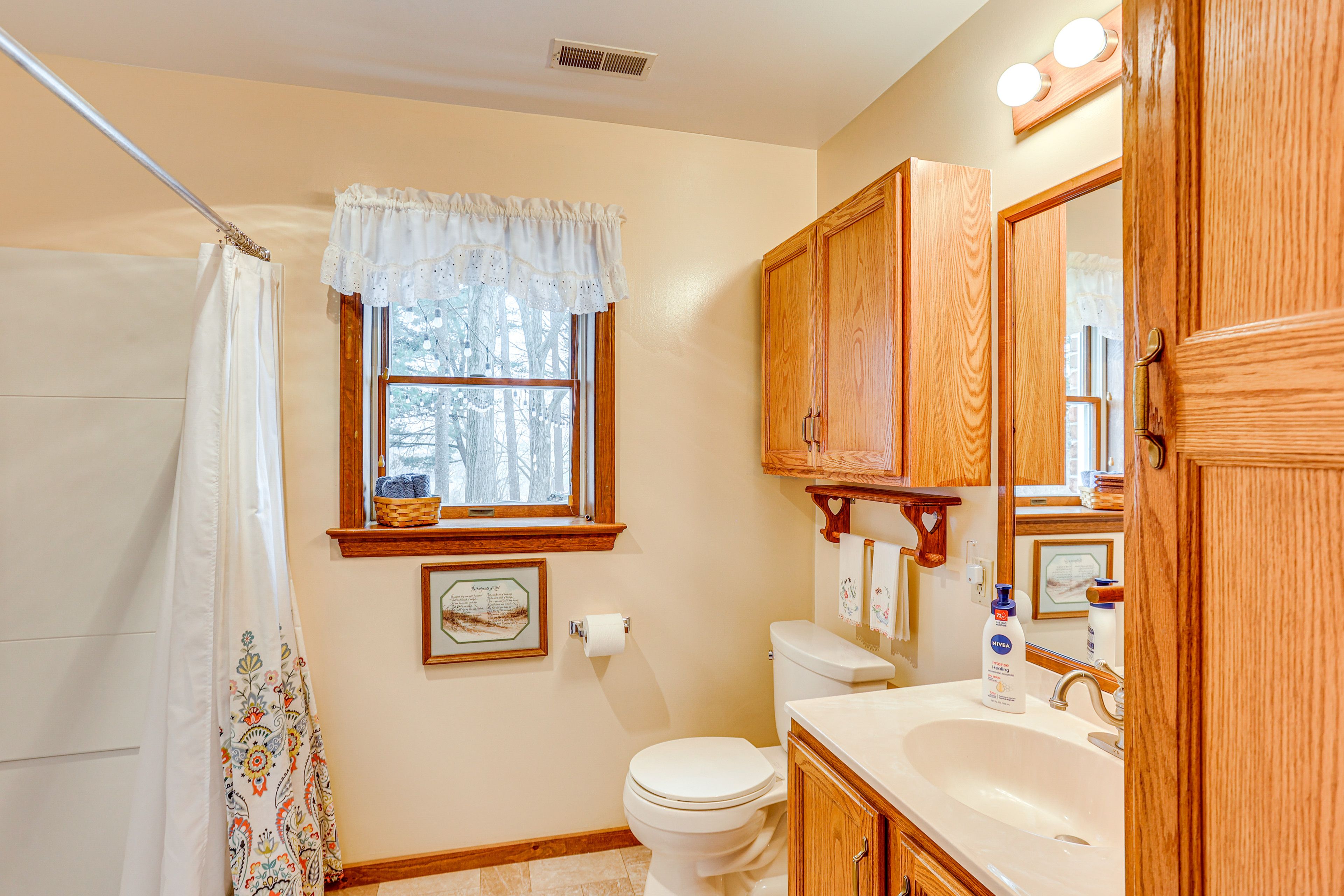 Full Bathroom | Hair Dryer | Complimentary Toiletries