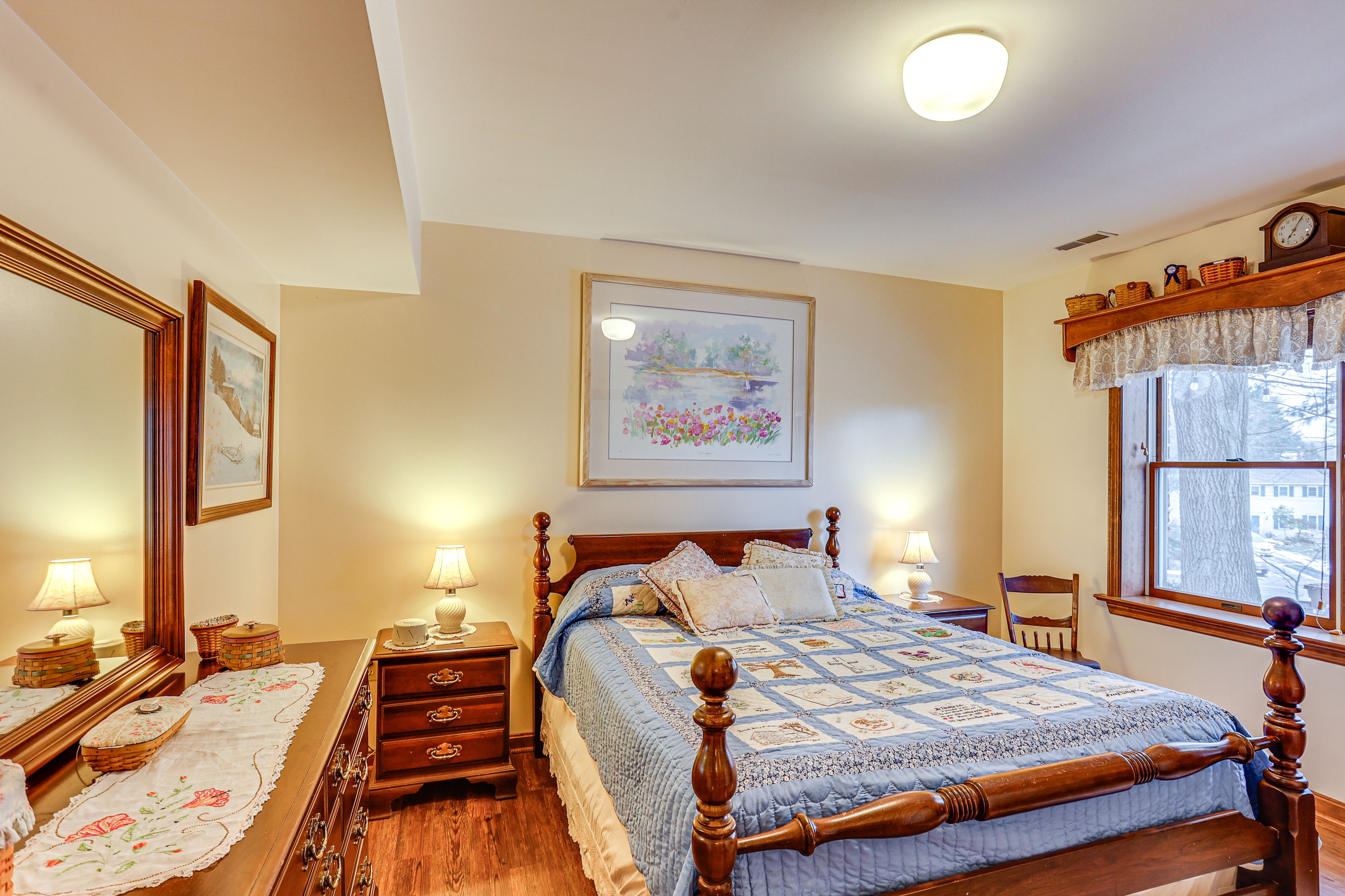 Bedroom 1 | Queen Bed
