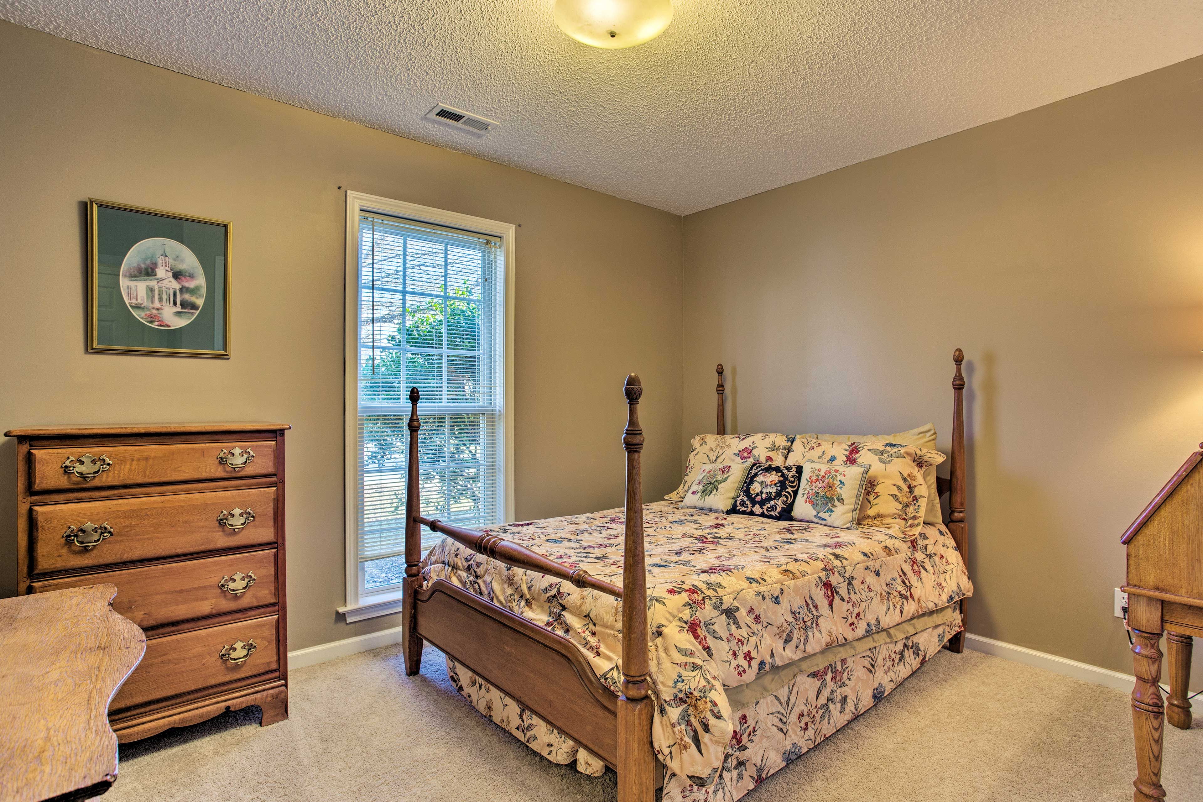 Bedroom 2 | Queen Bed
