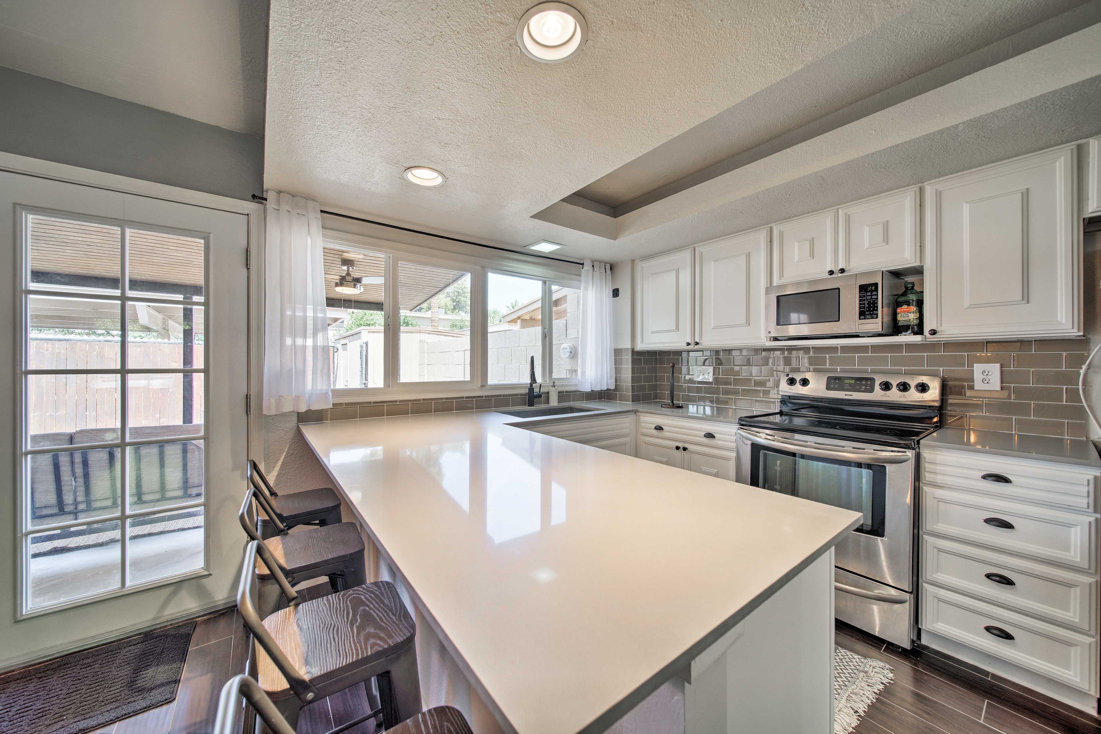 Keep the chef company at the 4-person breakfast bar.