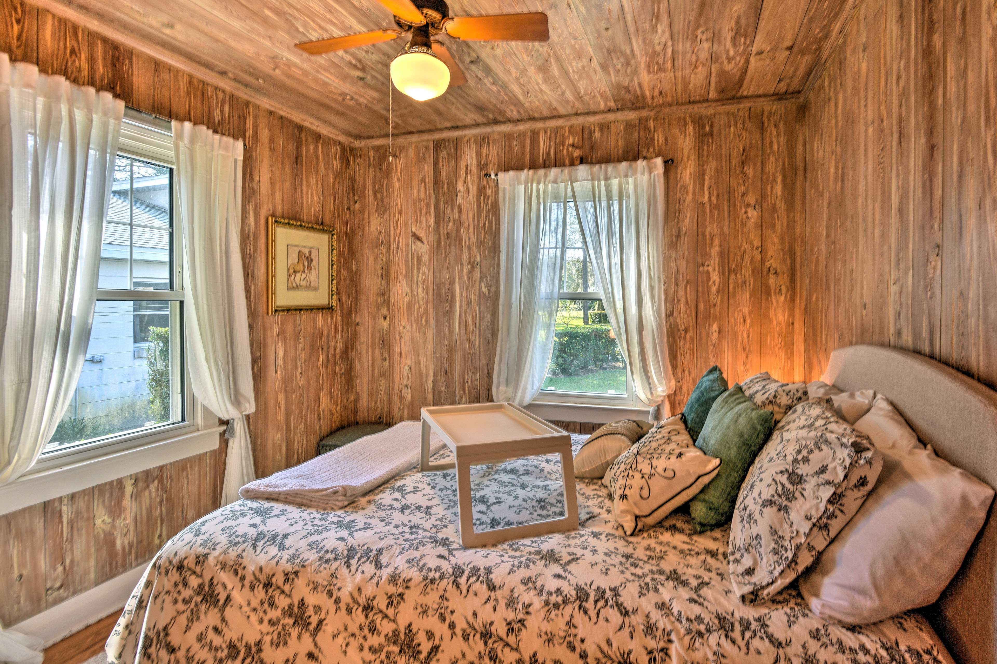 Bedroom 1 | Queen Bed