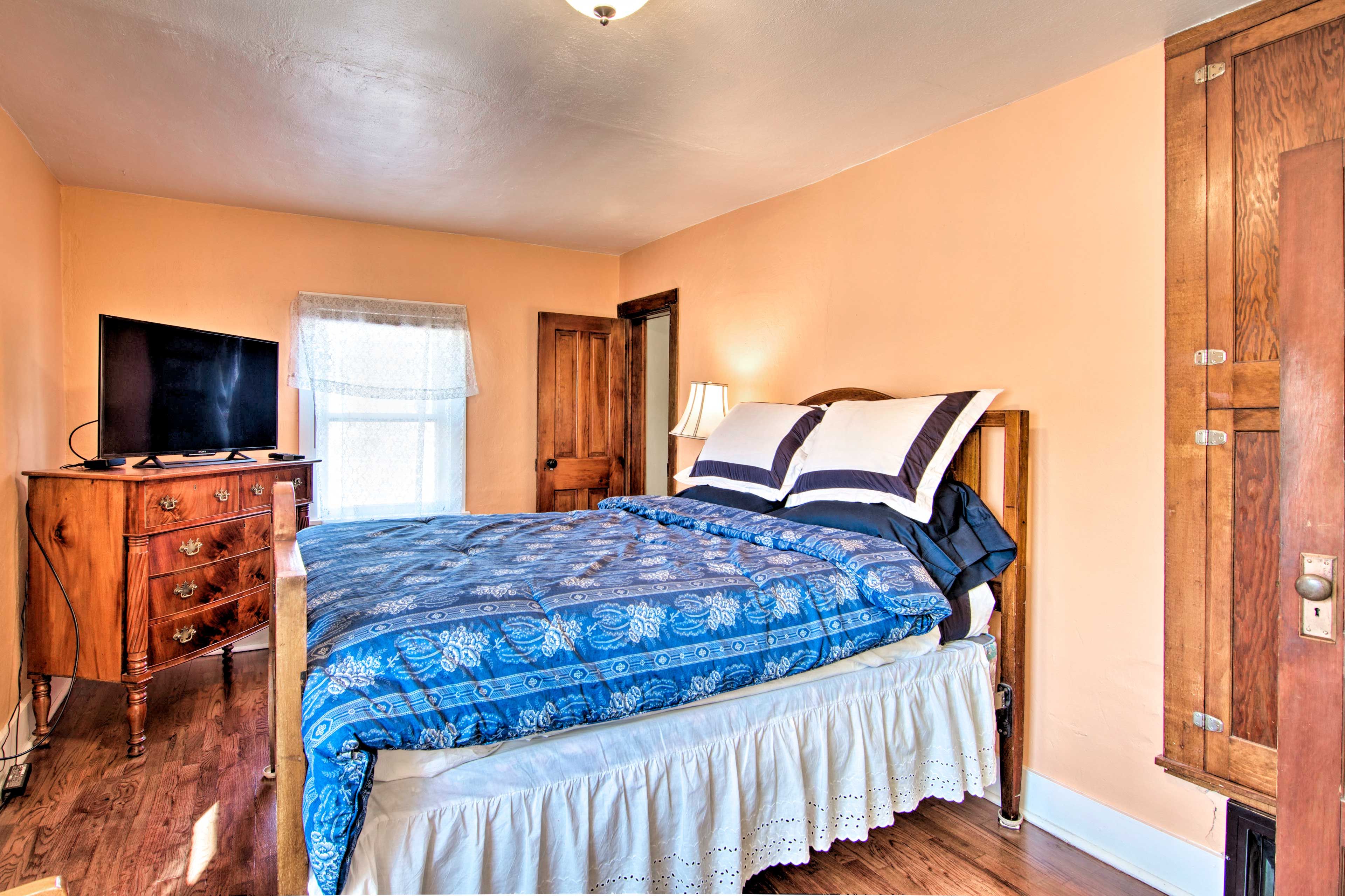 This spacious bedroom is perfect for 2 travelers.