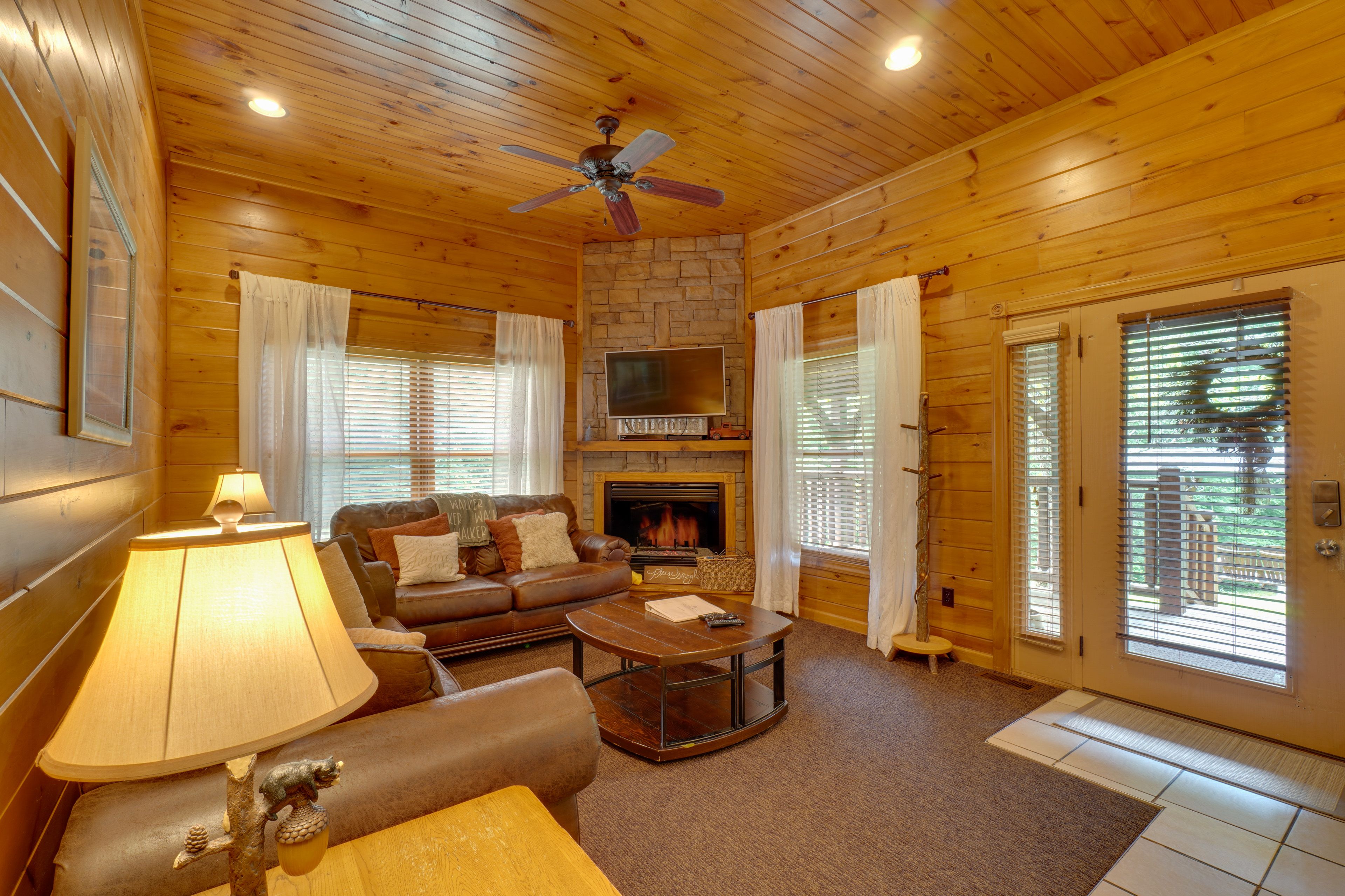 Living Room | Queen Sleeper Sofa | Fireplace | Free WiFi | Central Heat & A/C