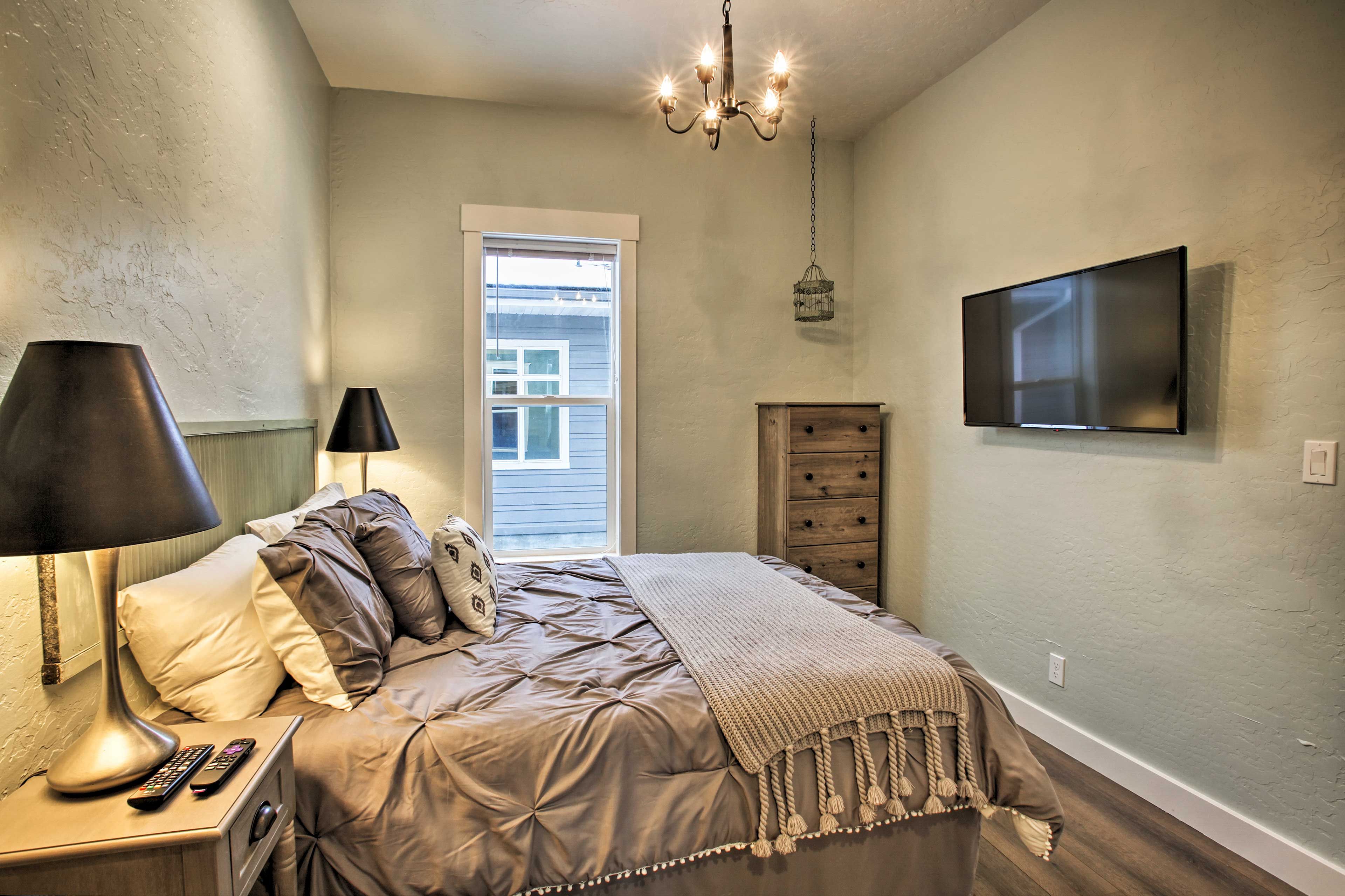 Perfect for couples, this room features a queen bed and flat-screen cable TV.