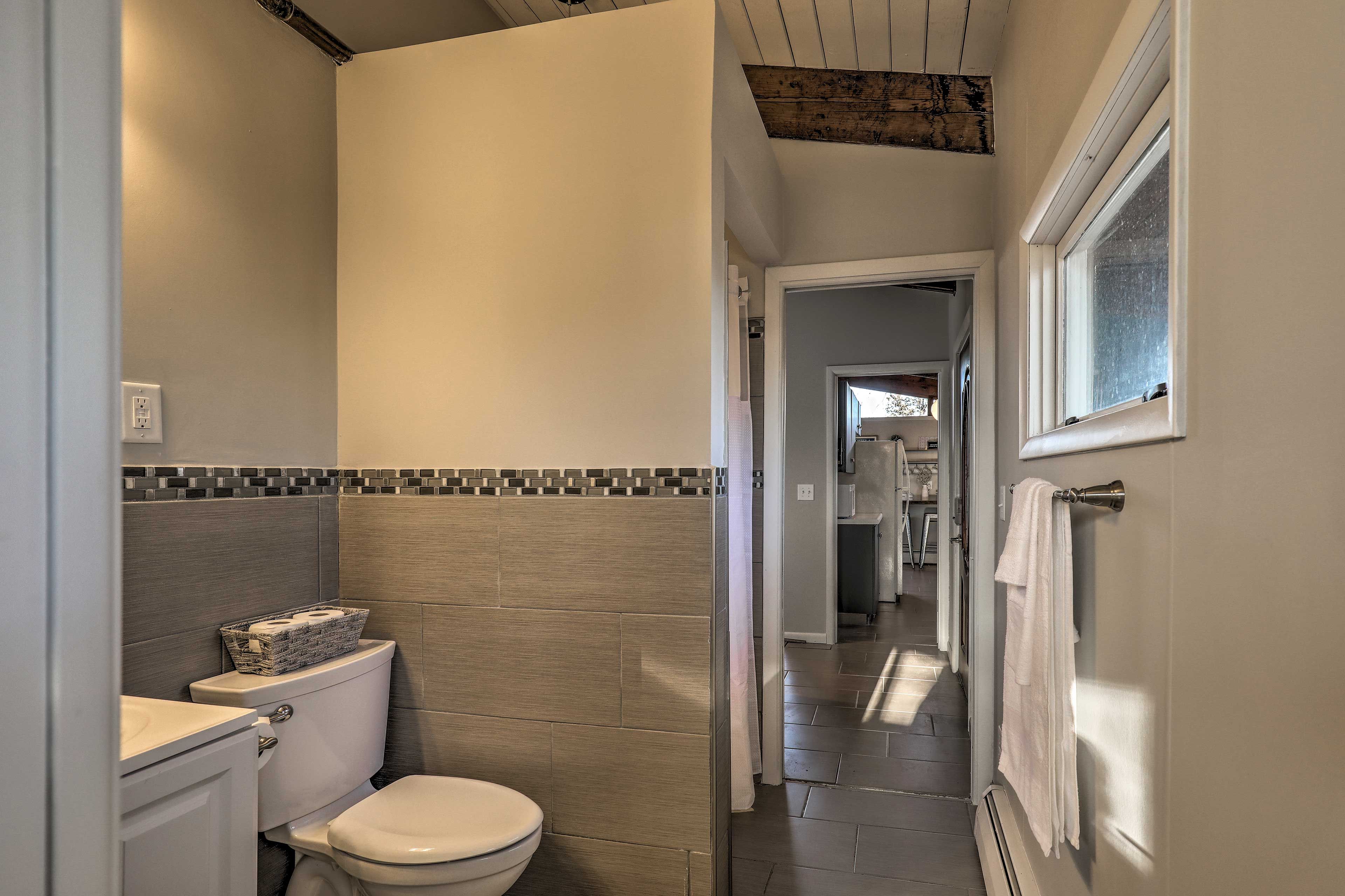 Full Bathroom | Main Level | Complimentary Toiletries