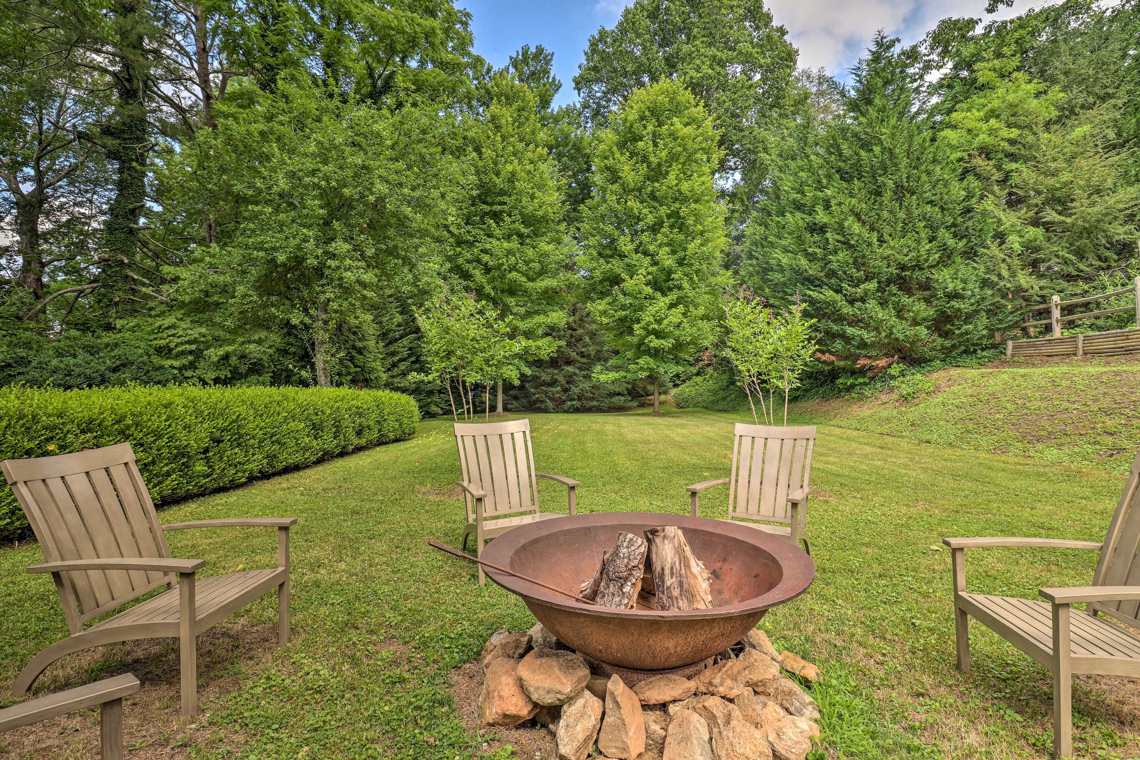 Private Yard | Fire Pit (Bring Your Own Wood)