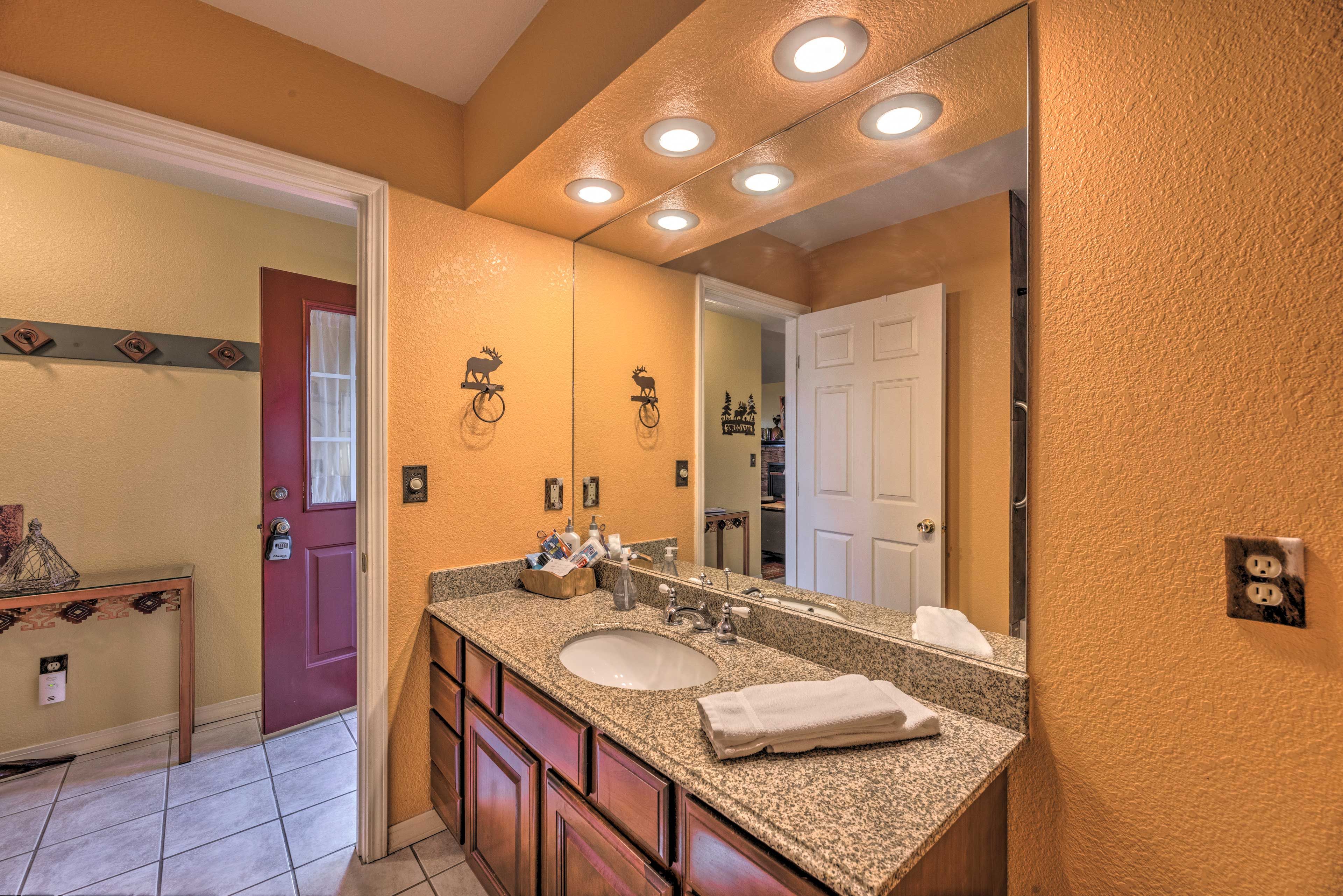 Full Bathroom | Complimentary Toiletries