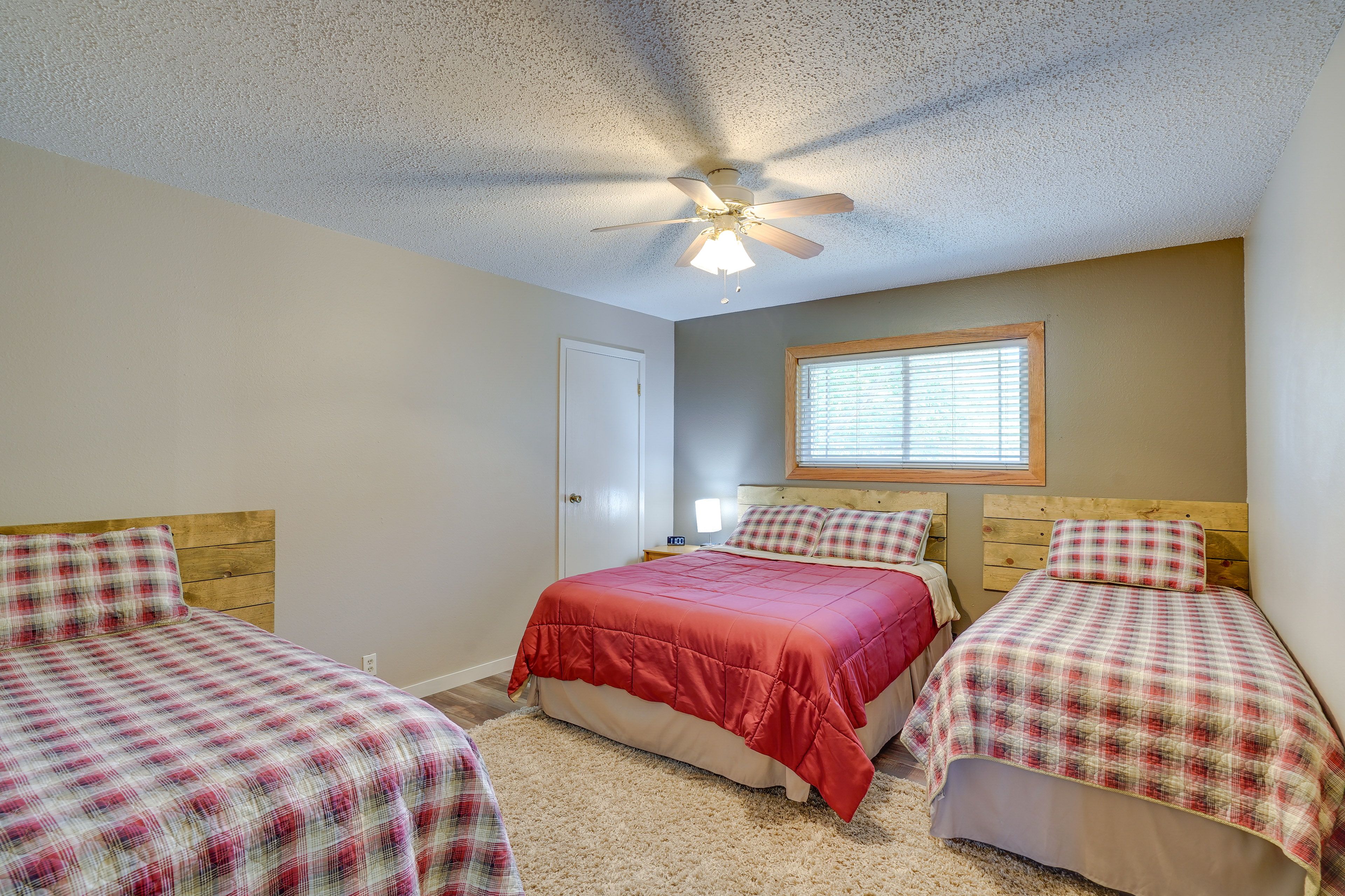Bedroom 2 | Queen Bed | 2 Twin Beds