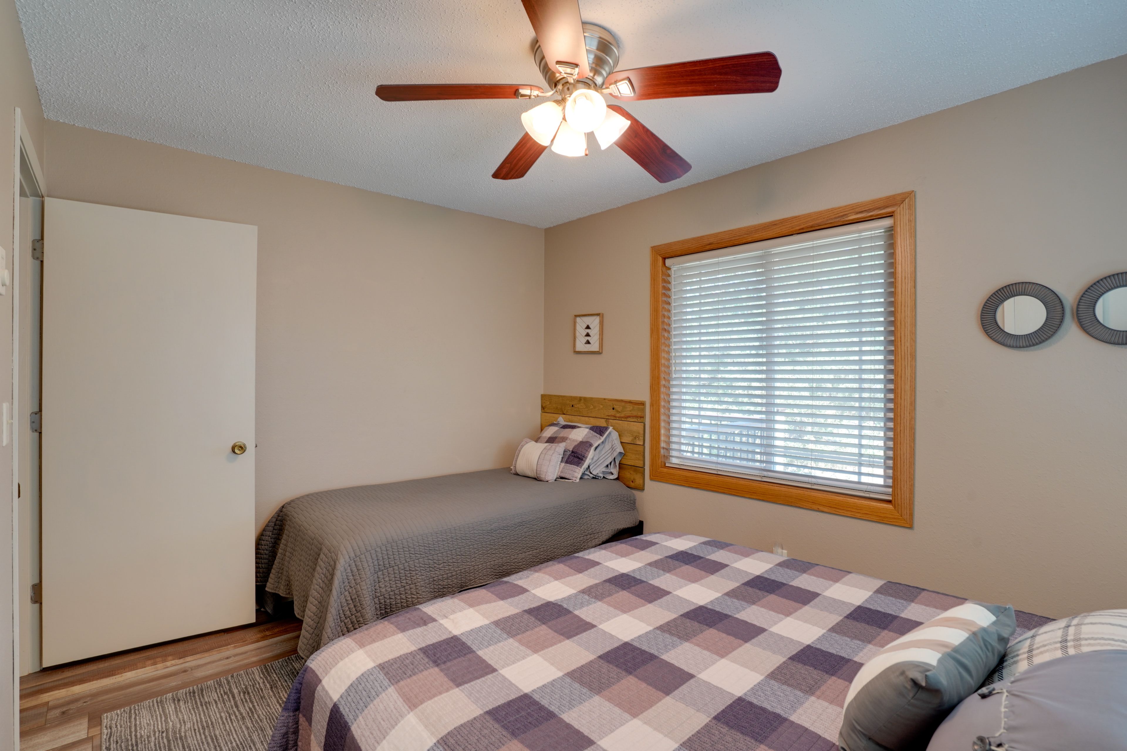 Bedroom 2 | Queen Bed | Twin Bed
