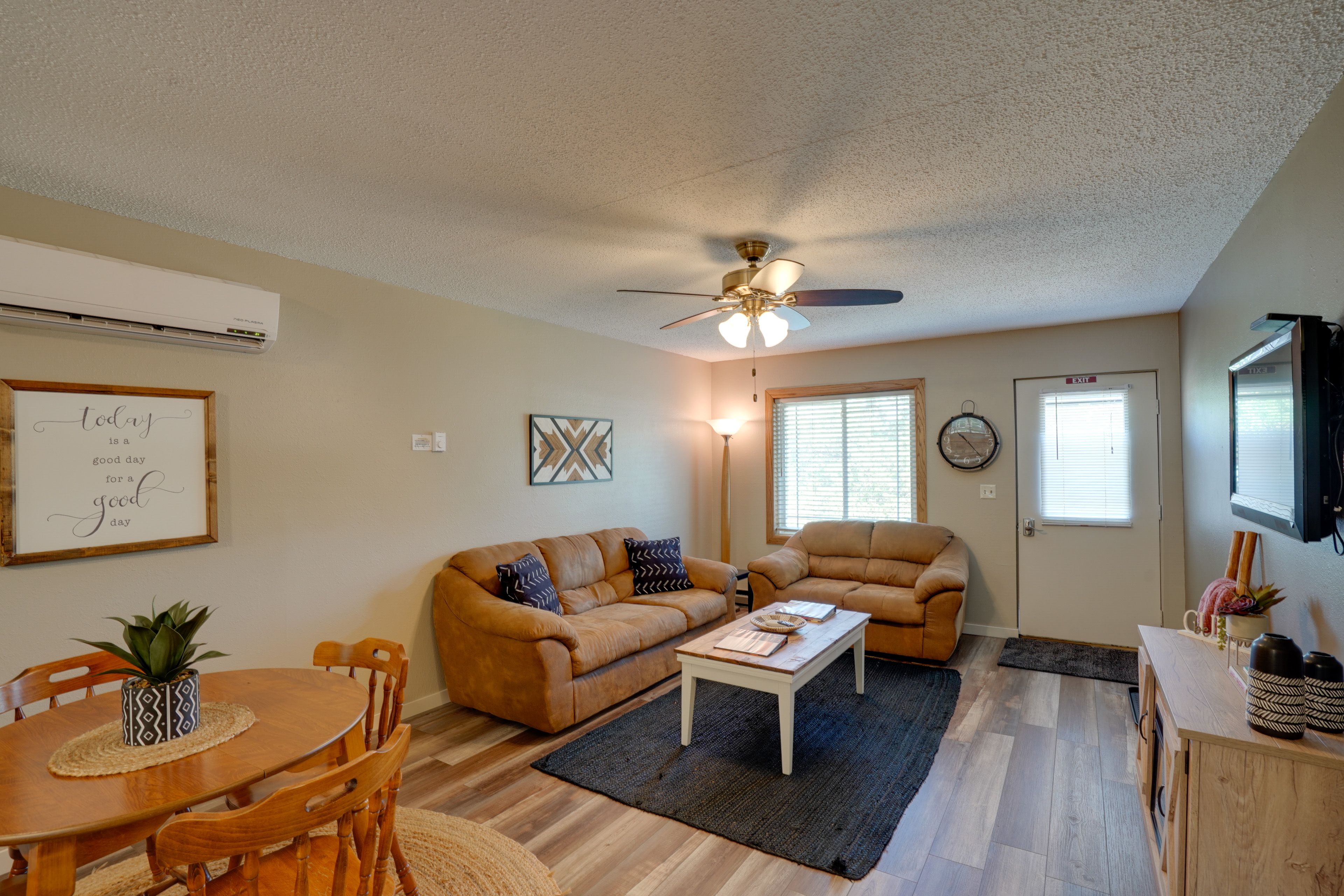 Living Room | Free WiFi | Satellite TV | Central Heat | Wall A/C Unit