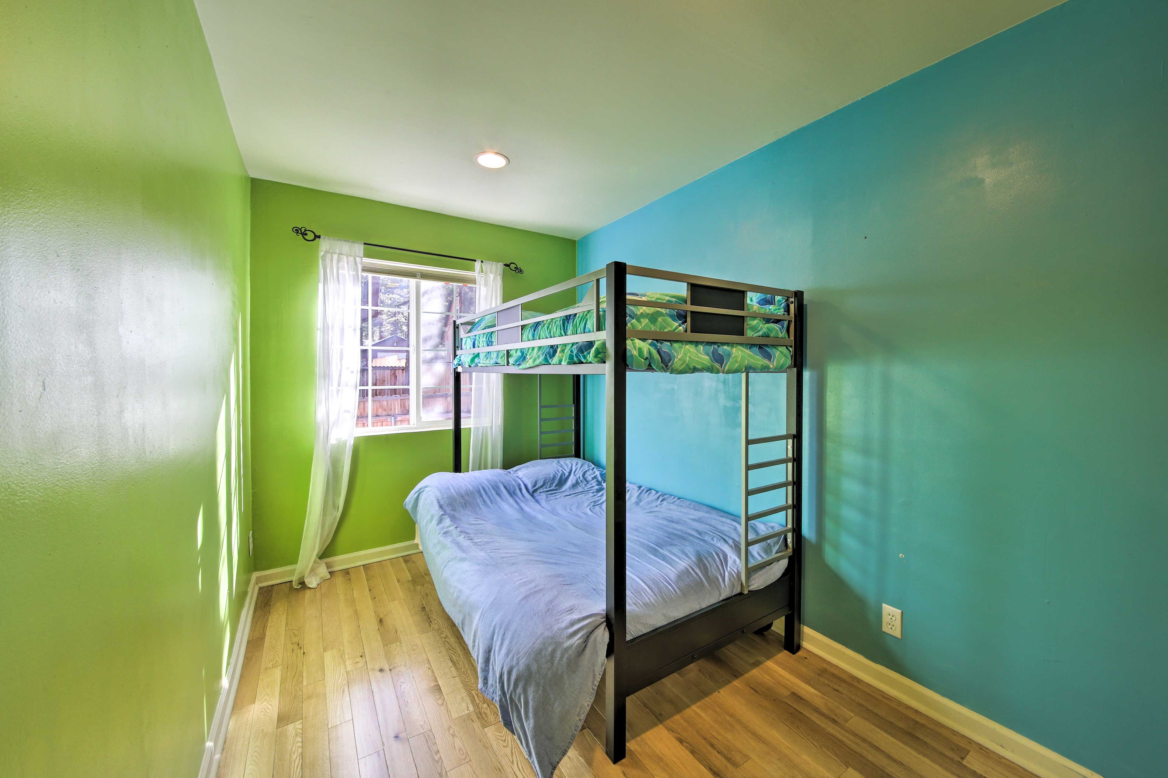 Bedroom 2 | Twin/Full Bunk Bed