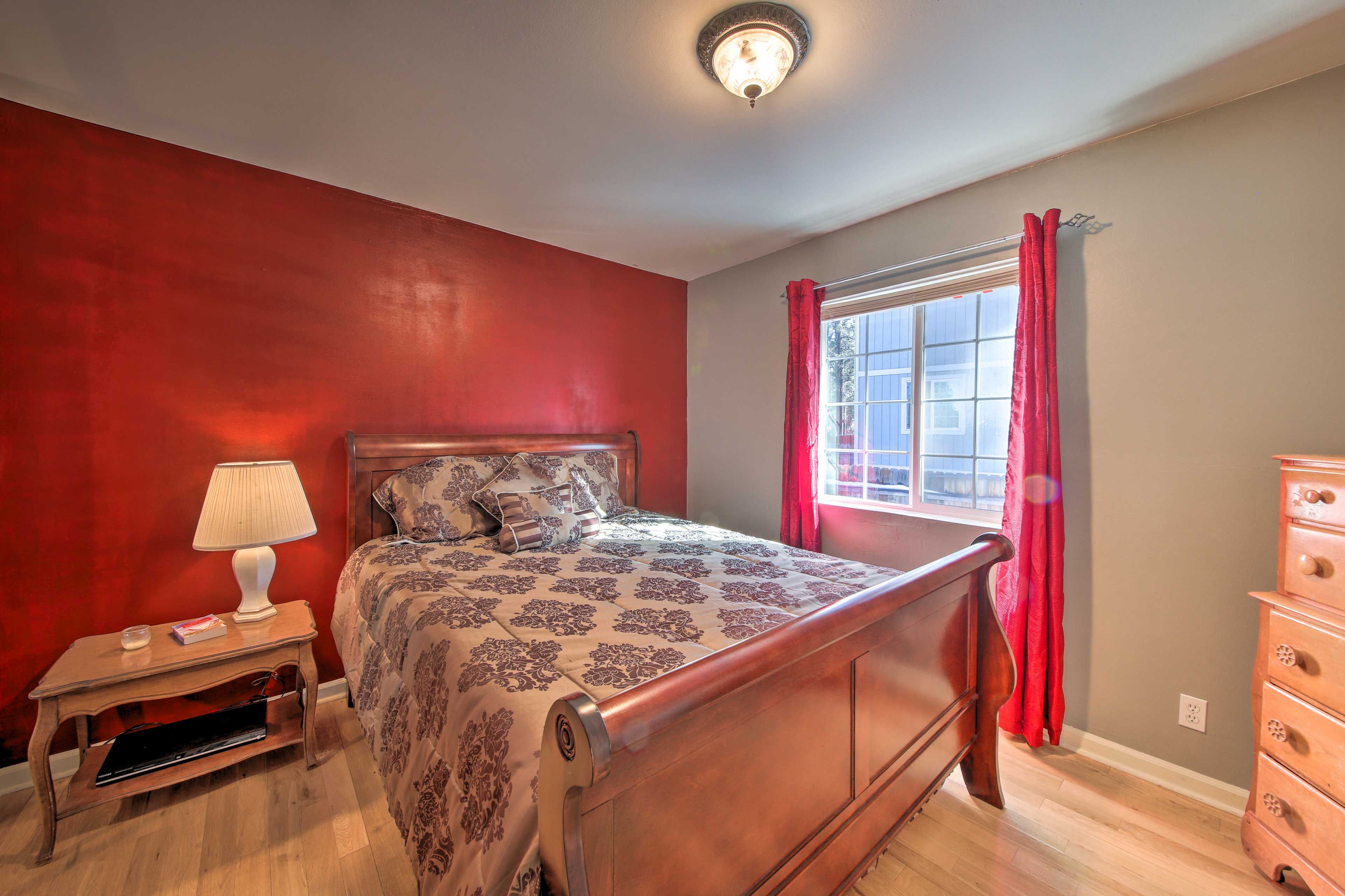 Bedroom 1 | Queen Bed