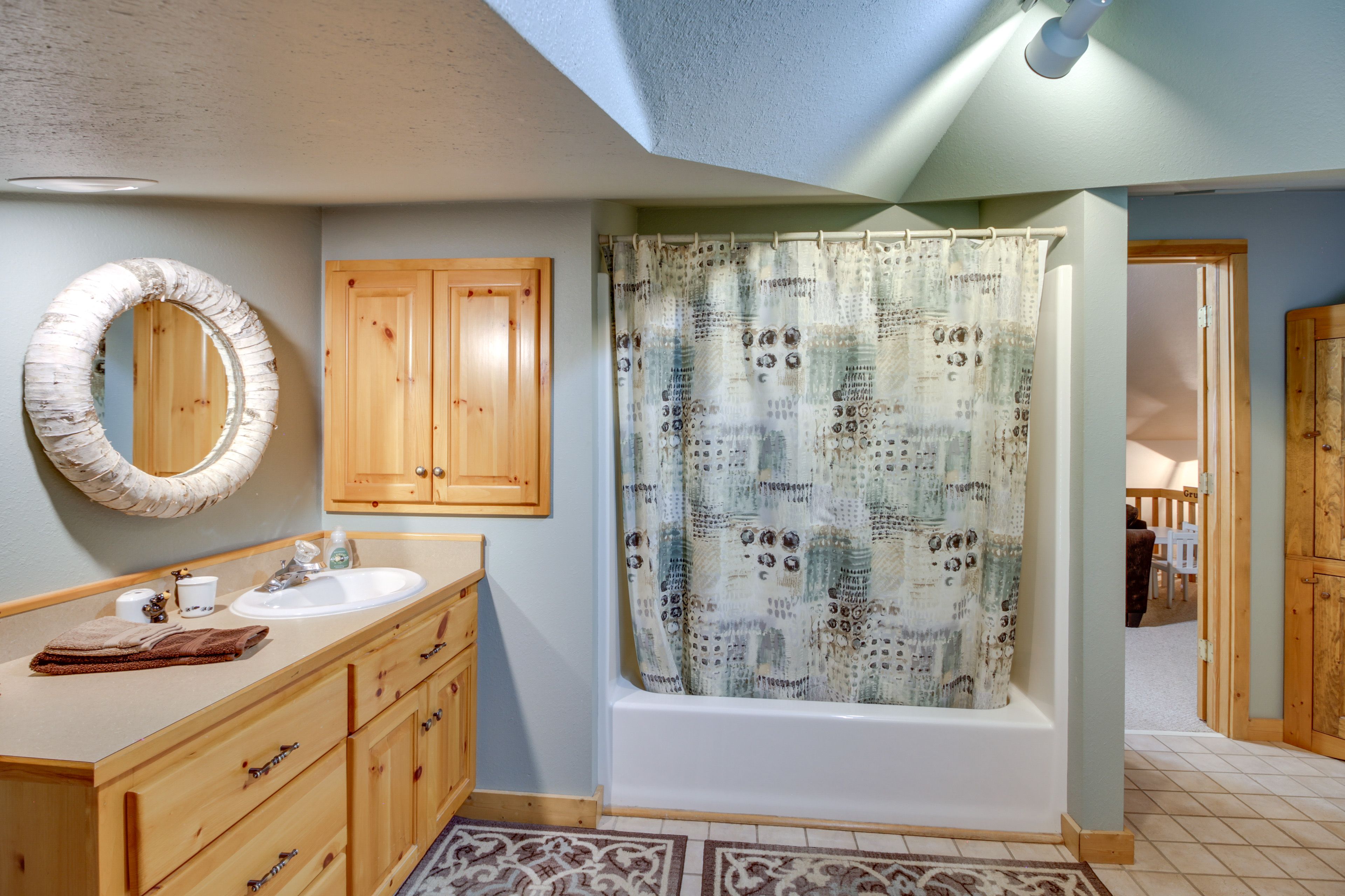 Full Bathroom | Towels Provided