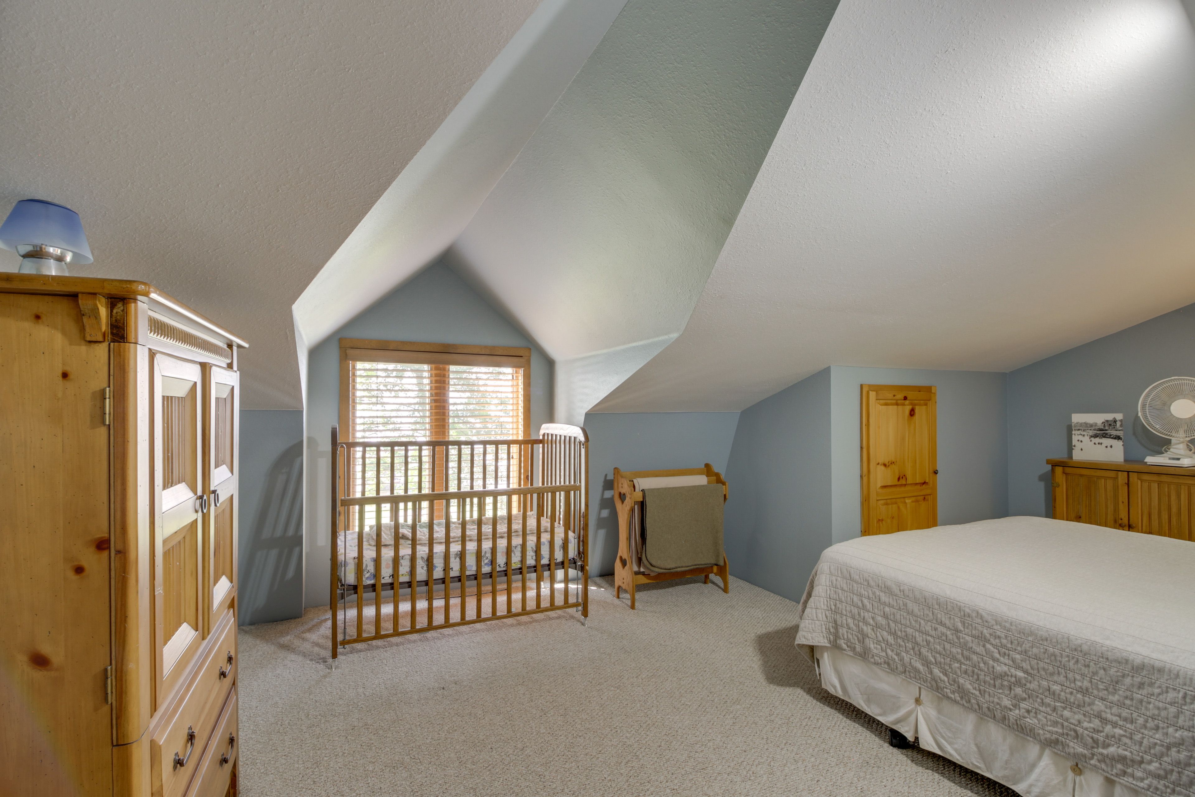 Bedroom 2 | Queen Bed | Crib