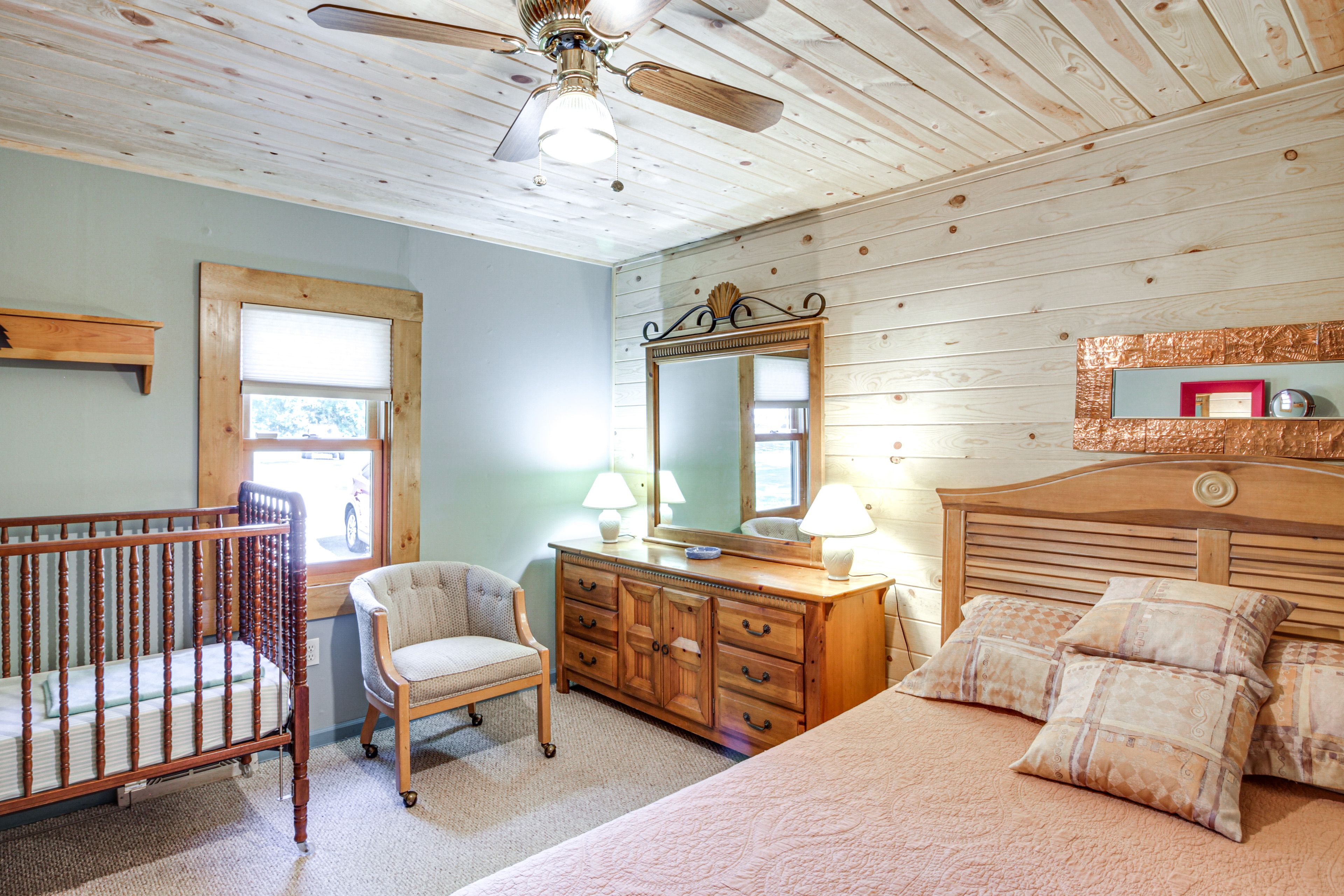 Bedroom 4 | Queen Bed | Crib