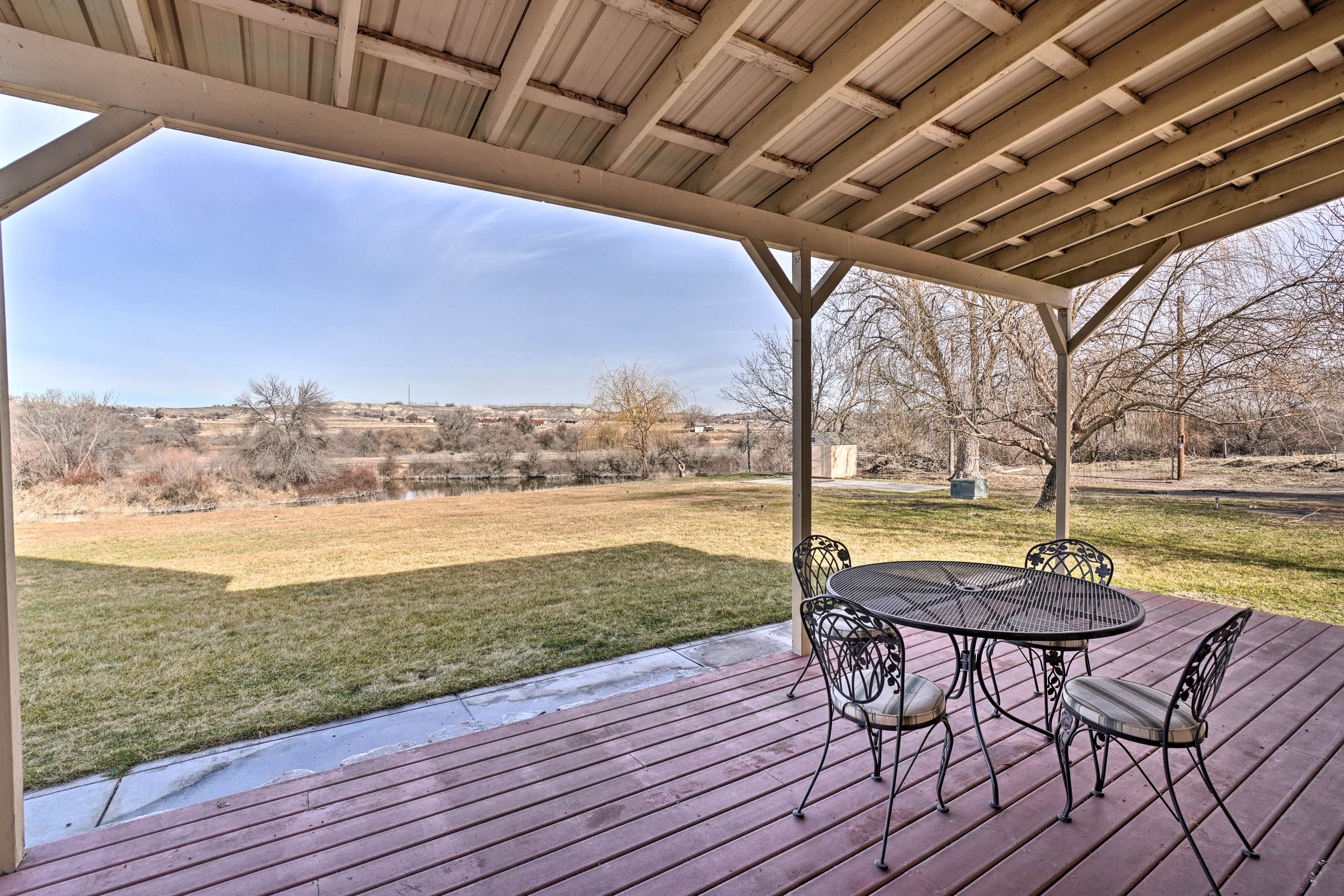 This house is located on the edge of Snake River.