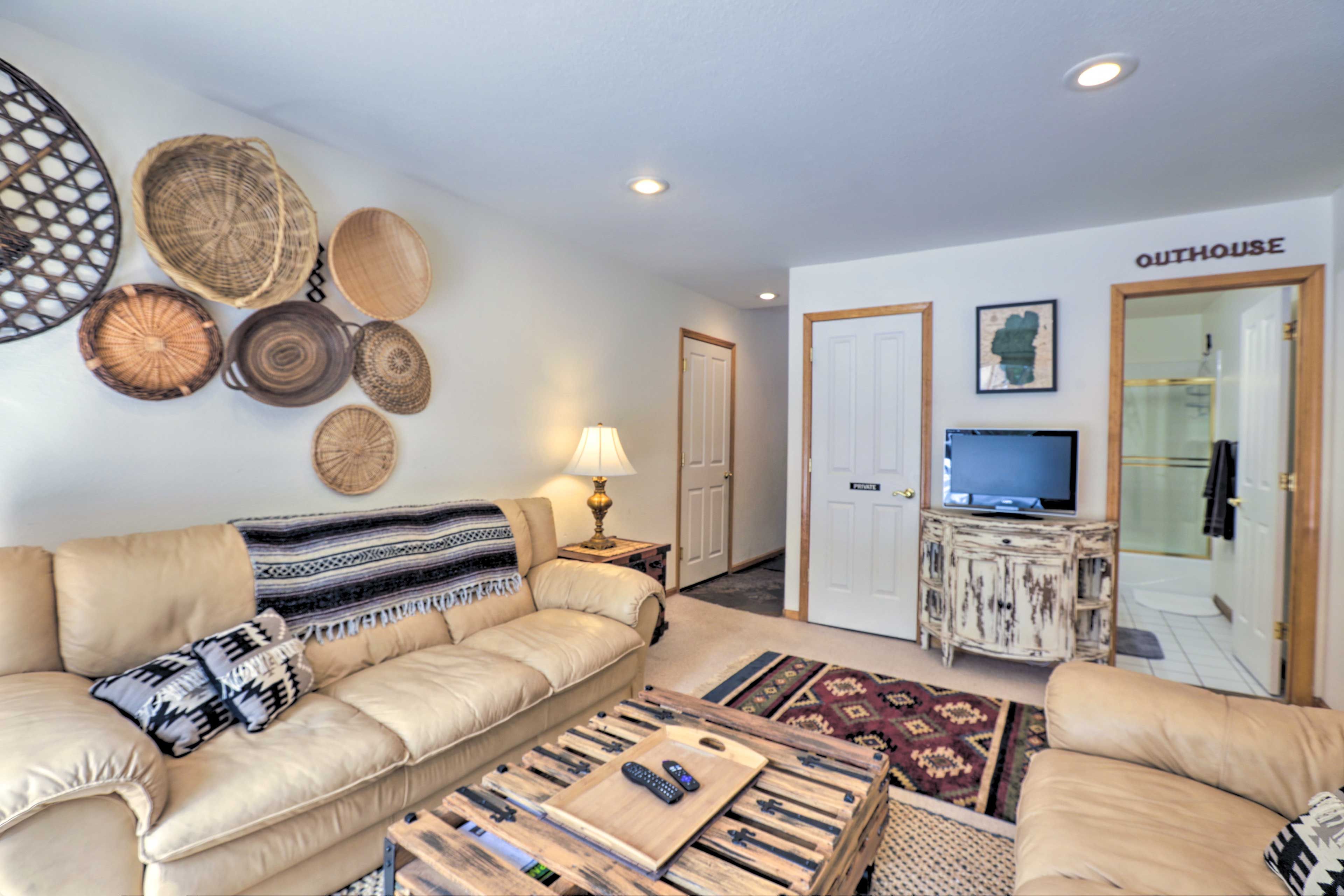 Additional Living Area | Smart TV