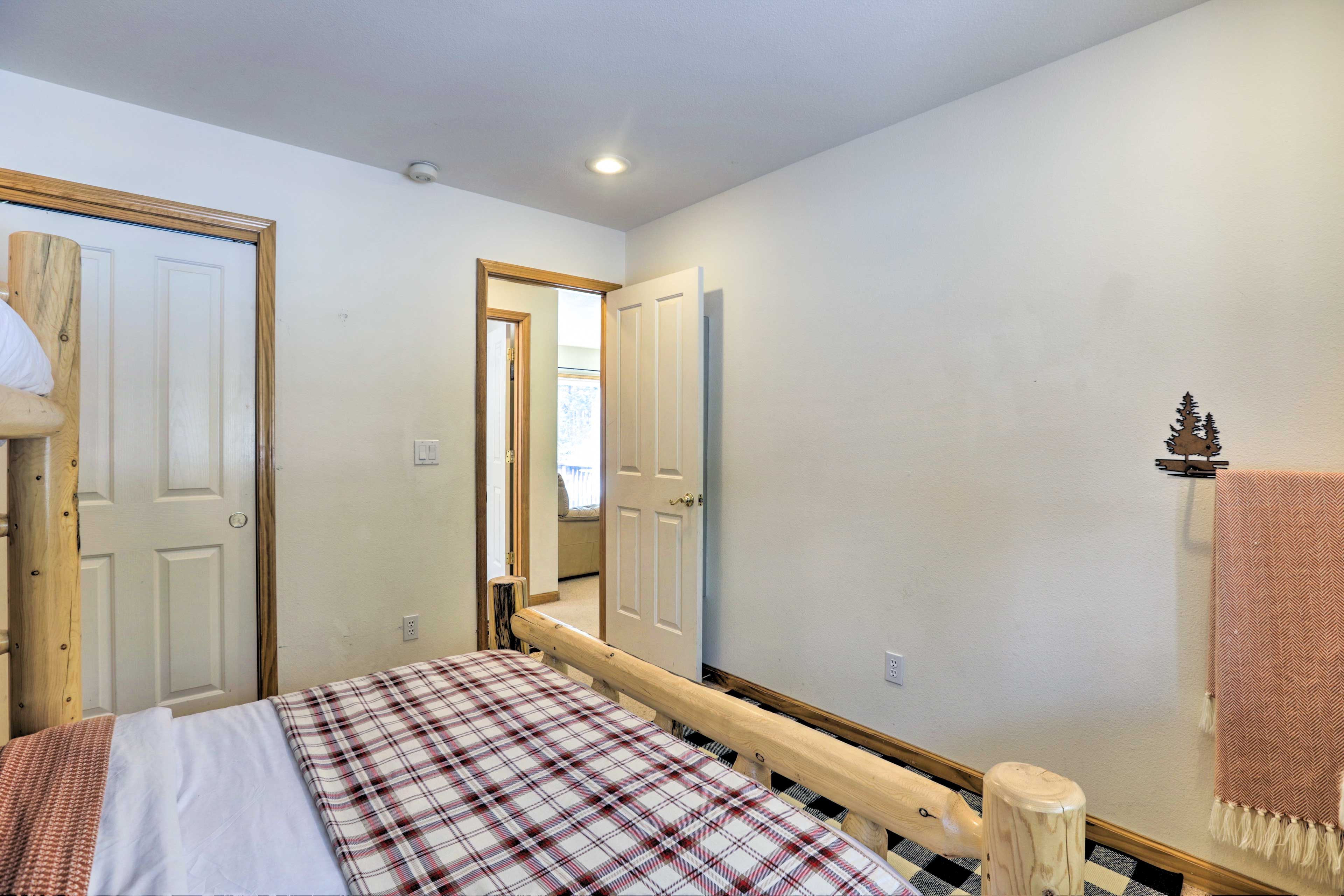 Bedroom 2 | Queen Bed