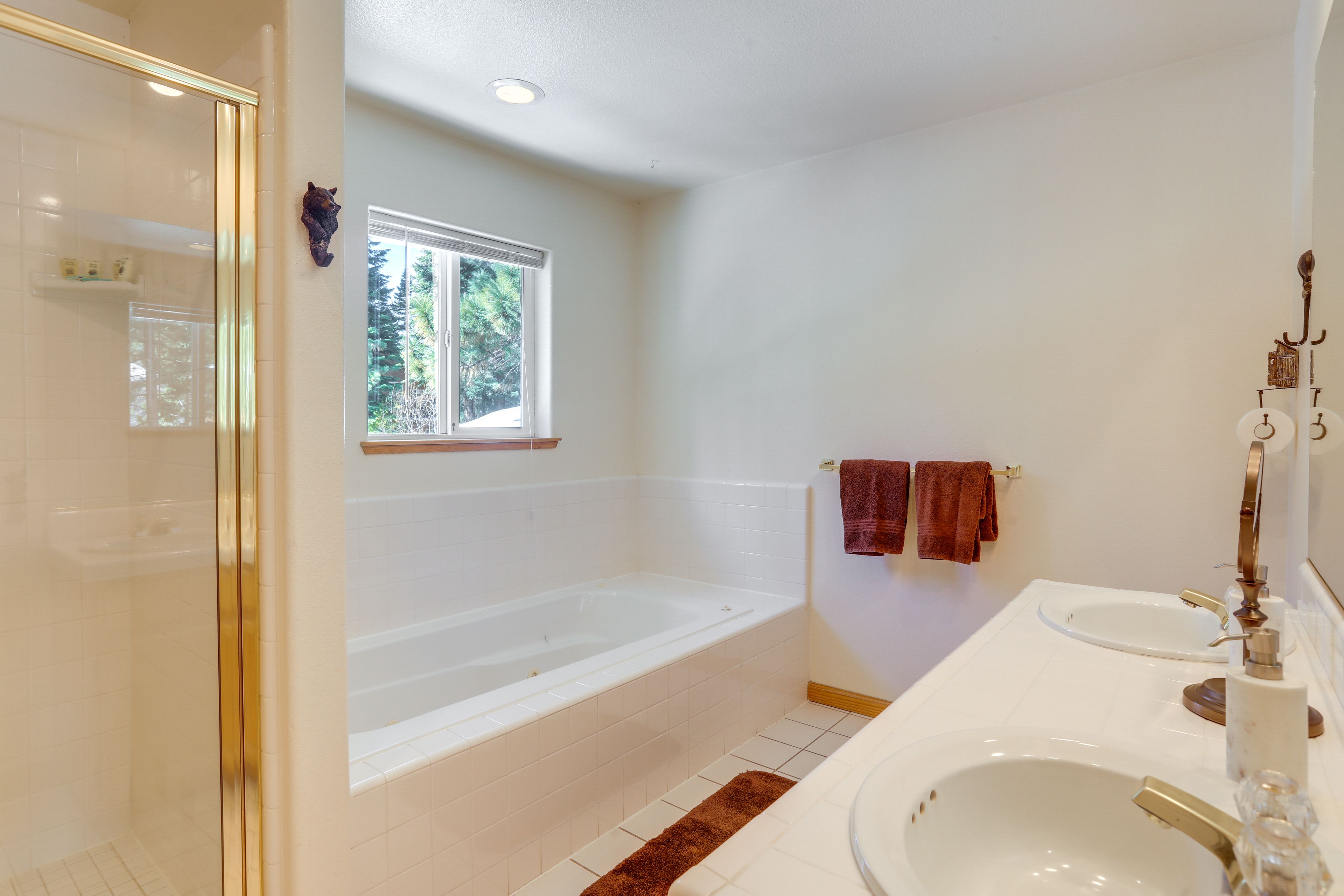 En-Suite Bathroom | Towels Provided | Main Level