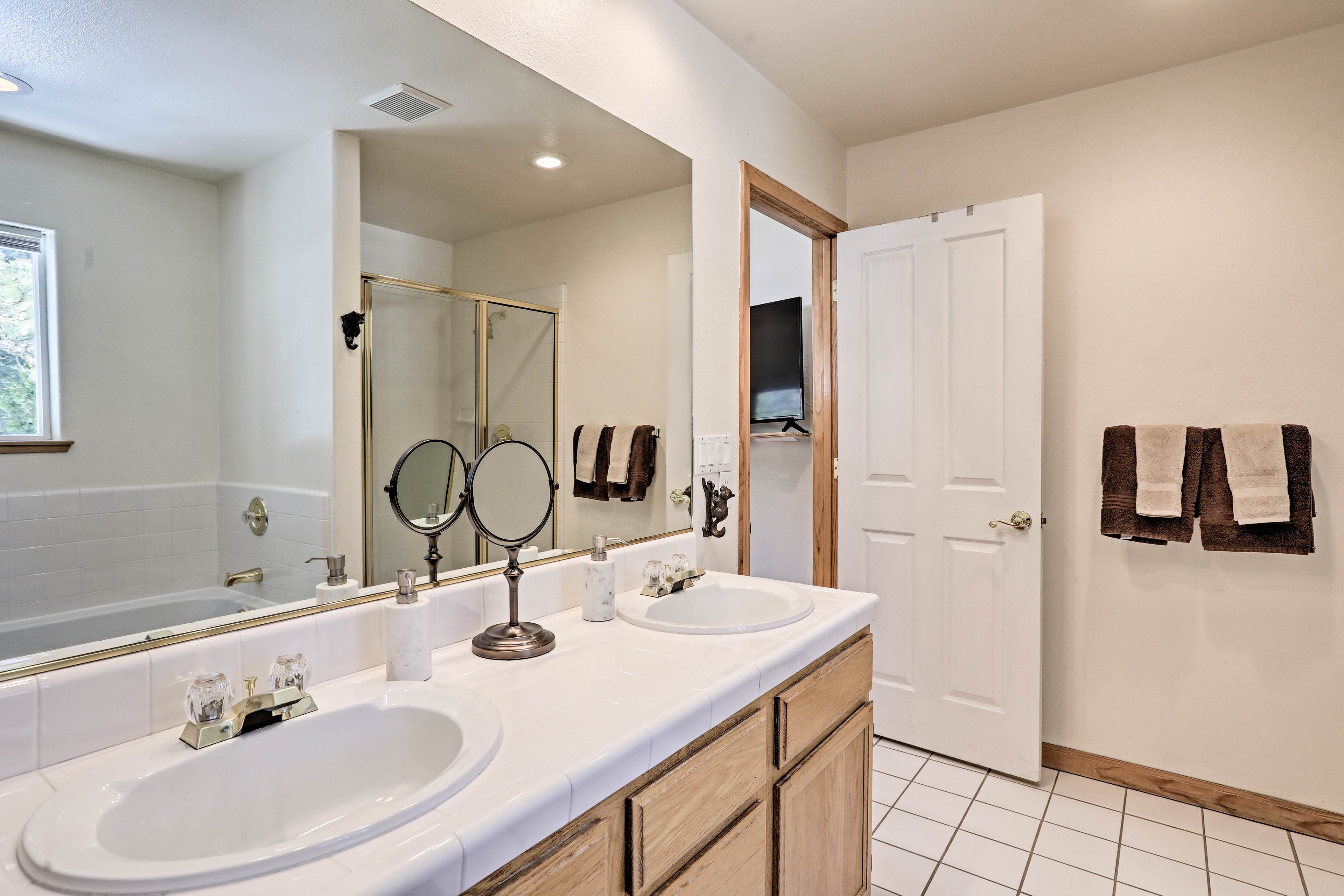 En-Suite Bathroom | Towels Provided