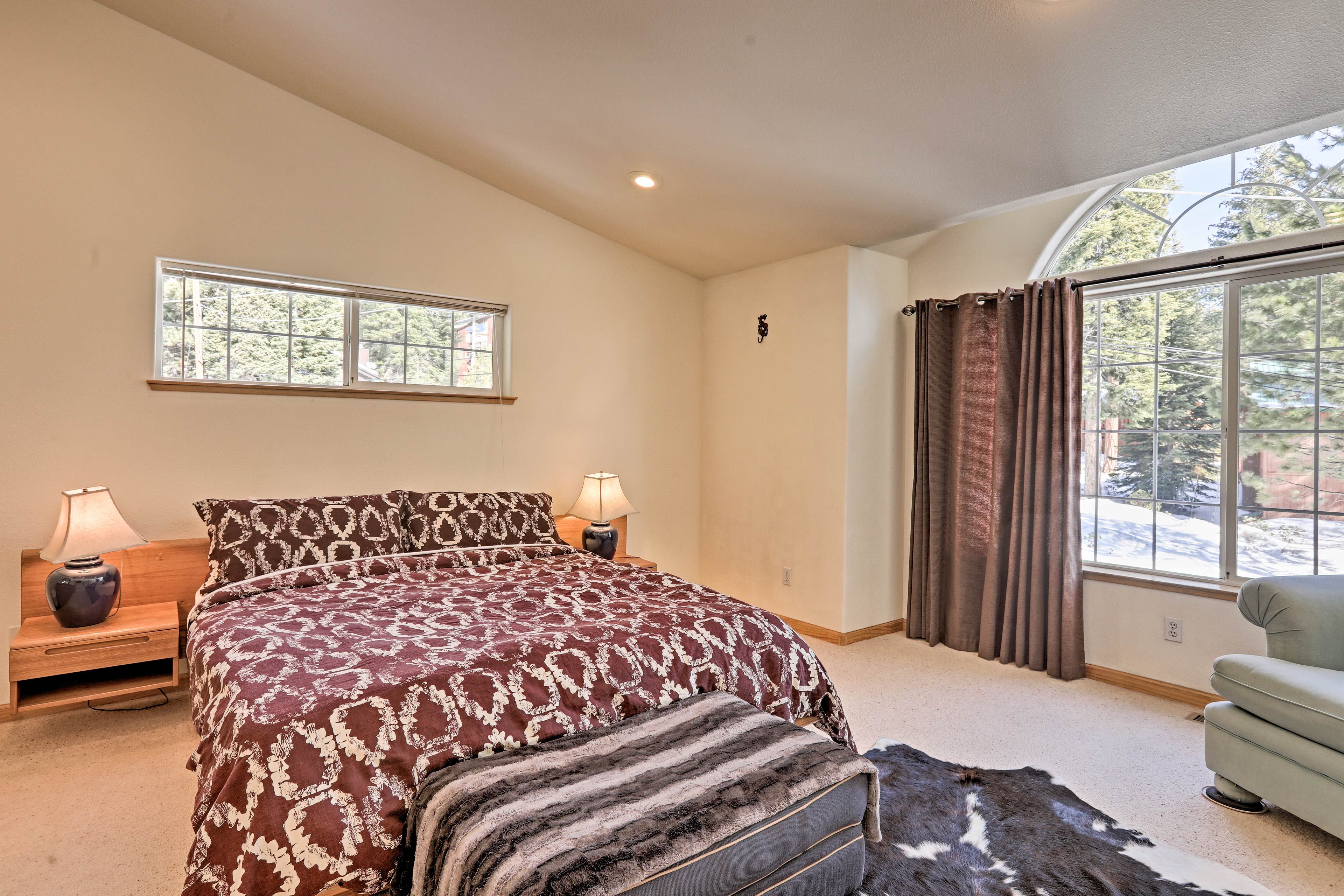 Bedroom 1 | California King Bed | Smart TV | En-Suite Bathroom