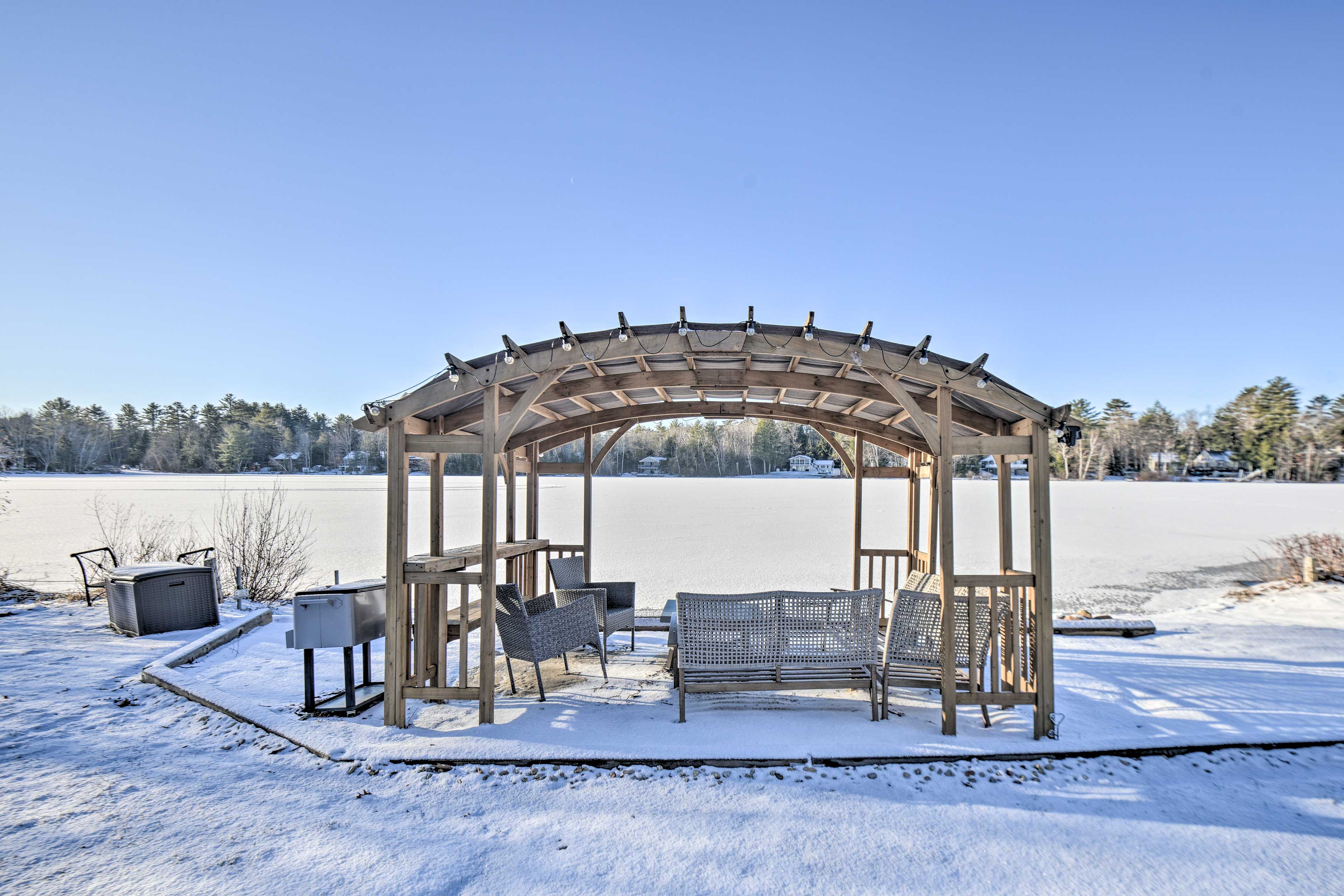 Lakefront Gazebo | Outdoor Dining