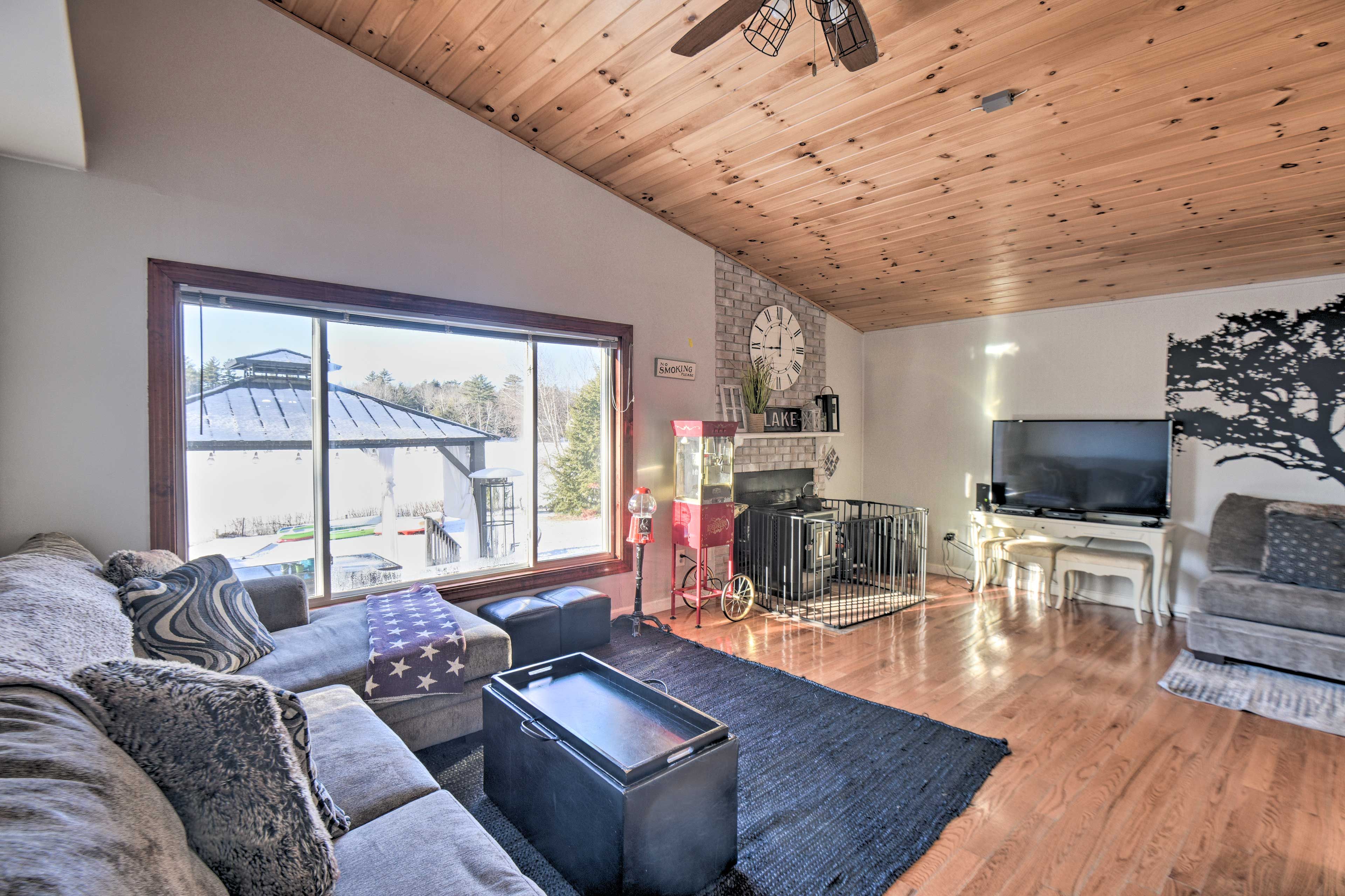 Living Room | Smart TV | Free WiFi