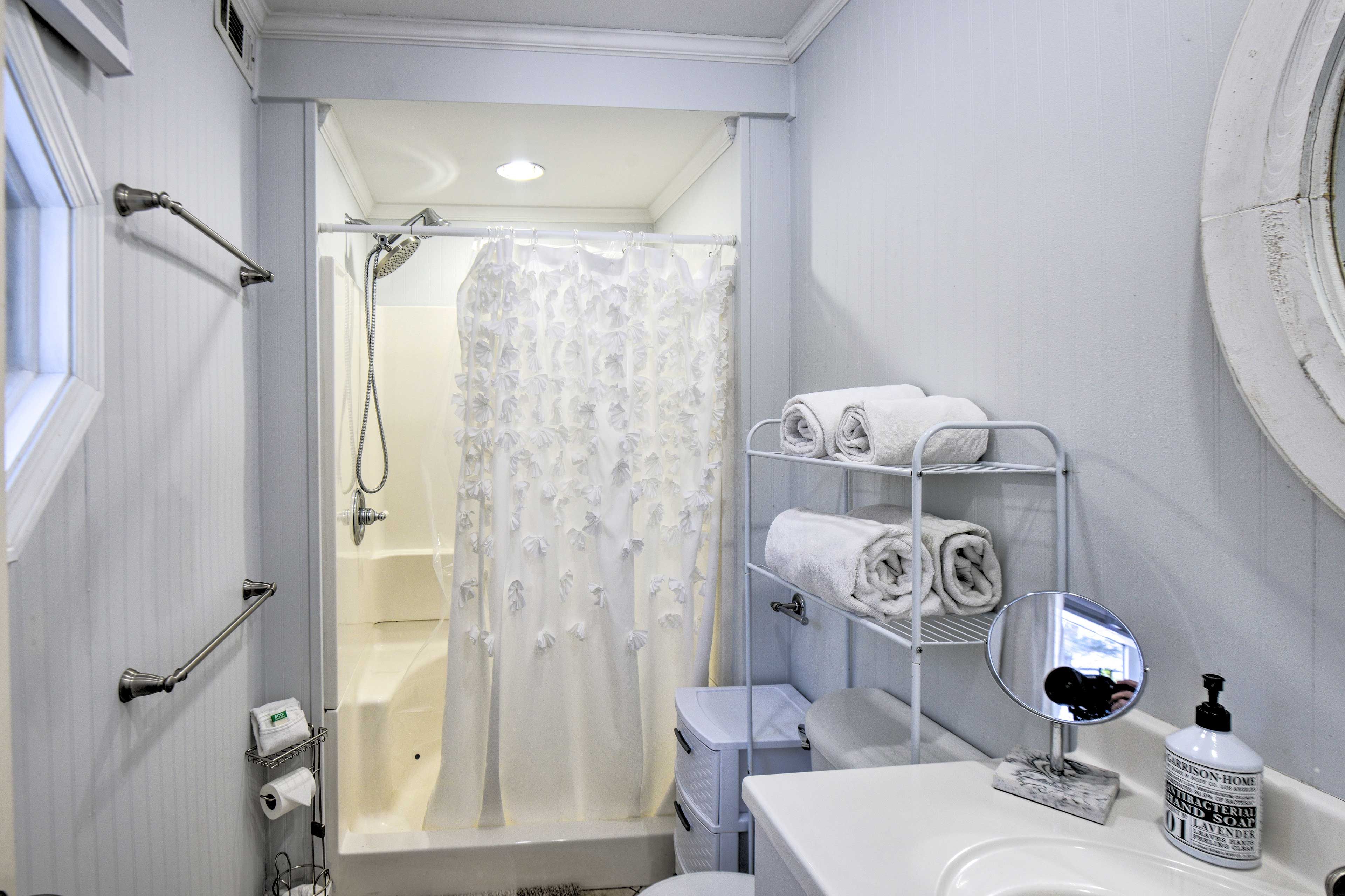 Full Bathroom | Towels Provided