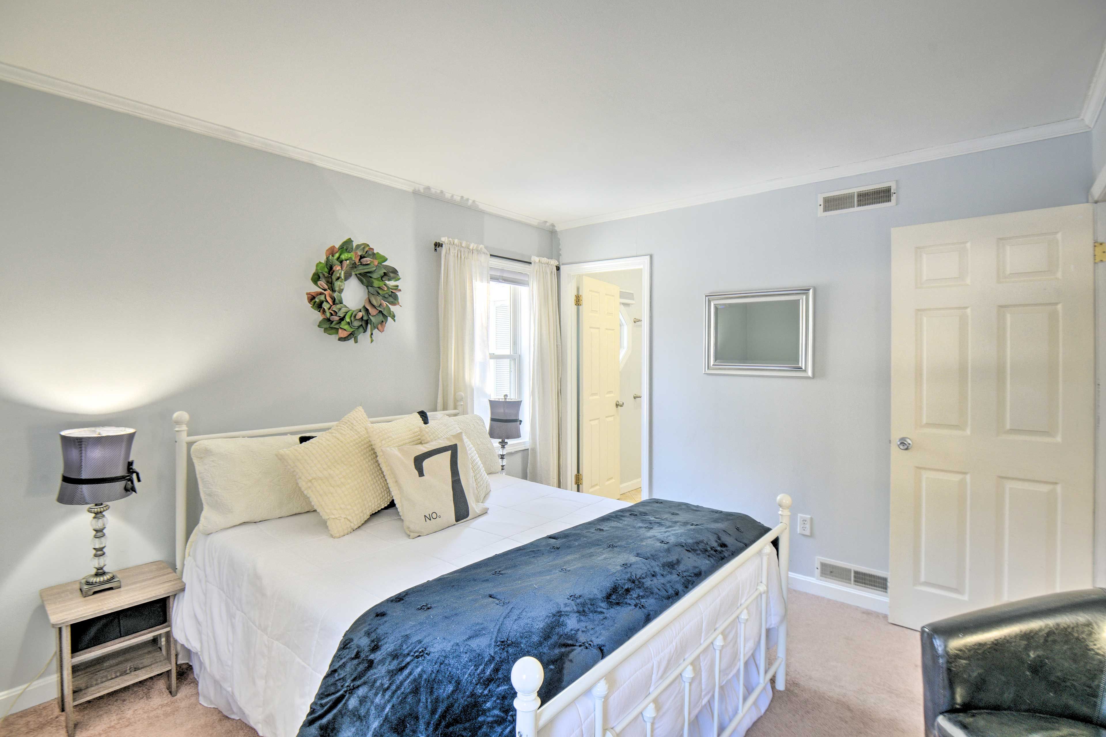 Bedroom 1 | Queen Bed | Twin Bed w/ Twin Trundle